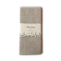 Vaxbo Lin（ヴェクスボ・リン）は、1990年にスウェーデン・ヘルシングランド地方で創業されました。この地では古くからリネンの生産が行われており、その伝統を受け継ぐ形で設立されました。2006年からはハンナとヤコブ・ブルースが工場を引き継ぎ、現在も全ての製品を地元で織り、縫製しています。多くの企業が海外に生産を移す中、スウェーデン国内でのものづくりにこだわり、職人の技術と地域の雇用を守ることを大切にしています。ヴェクスボ・リンでは、古くから受け継がれてきたクラフトマンシップと、現代的な美しさを兼ね備えたデザインを融合させ、日常使いできる高品質なリネン製品を作り出しています。リネンは自然素材でありながら耐久性に優れ、適切に扱えば何十年、時には世代を超えて使い続けられるものです。彼らは「より少なく、より良いものを持つ」という価値観を大切にしており、消費のスピードが増す現代において、本当に必要で長く愛用できるアイテムを提供することが使命だと考えています。