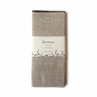 Vaxbo Lin（ヴェクスボ・リン）は、1990年にスウェーデン・ヘルシングランド地方で創業されました。この地では古くからリネンの生産が行われており、その伝統を受け継ぐ形で設立されました。2006年からはハンナとヤコブ・ブルースが工場を引き継ぎ、現在も全ての製品を地元で織り、縫製しています。多くの企業が海外に生産を移す中、スウェーデン国内でのものづくりにこだわり、職人の技術と地域の雇用を守ることを大切にしています。ヴェクスボ・リンでは、古くから受け継がれてきたクラフトマンシップと、現代的な美しさを兼ね備えたデザインを融合させ、日常使いできる高品質なリネン製品を作り出しています。リネンは自然素材でありながら耐久性に優れ、適切に扱えば何十年、時には世代を超えて使い続けられるものです。彼らは「より少なく、より良いものを持つ」という価値観を大切にしており、消費のスピードが増す現代において、本当に必要で長く愛用できるアイテムを提供することが使命だと考えています。