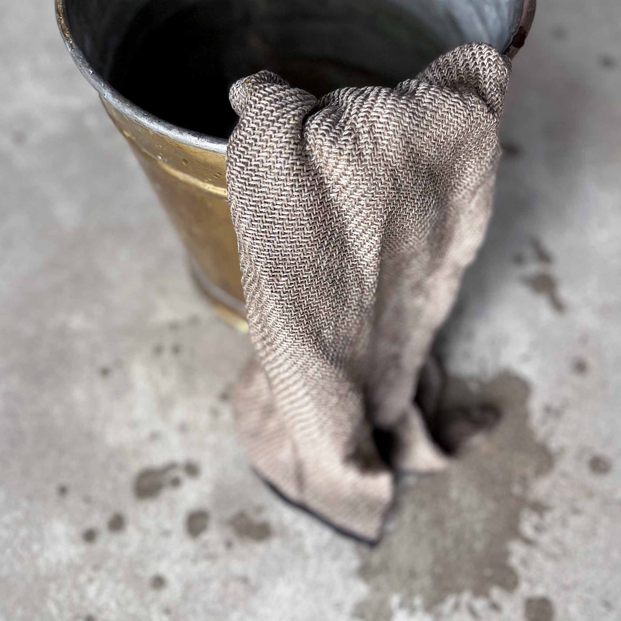 Vaxbo Lin（ヴェクスボ・リン）は、1990年にスウェーデン・ヘルシングランド地方で創業されました。この地では古くからリネンの生産が行われており、その伝統を受け継ぐ形で設立されました。2006年からはハンナとヤコブ・ブルースが工場を引き継ぎ、現在も全ての製品を地元で織り、縫製しています。多くの企業が海外に生産を移す中、スウェーデン国内でのものづくりにこだわり、職人の技術と地域の雇用を守ることを大切にしています。ヴェクスボ・リンでは、古くから受け継がれてきたクラフトマンシップと、現代的な美しさを兼ね備えたデザインを融合させ、日常使いできる高品質なリネン製品を作り出しています。リネンは自然素材でありながら耐久性に優れ、適切に扱えば何十年、時には世代を超えて使い続けられるものです。彼らは「より少なく、より良いものを持つ」という価値観を大切にしており、消費のスピードが増す現代において、本当に必要で長く愛用できるアイテムを提供することが使命だと考えています。