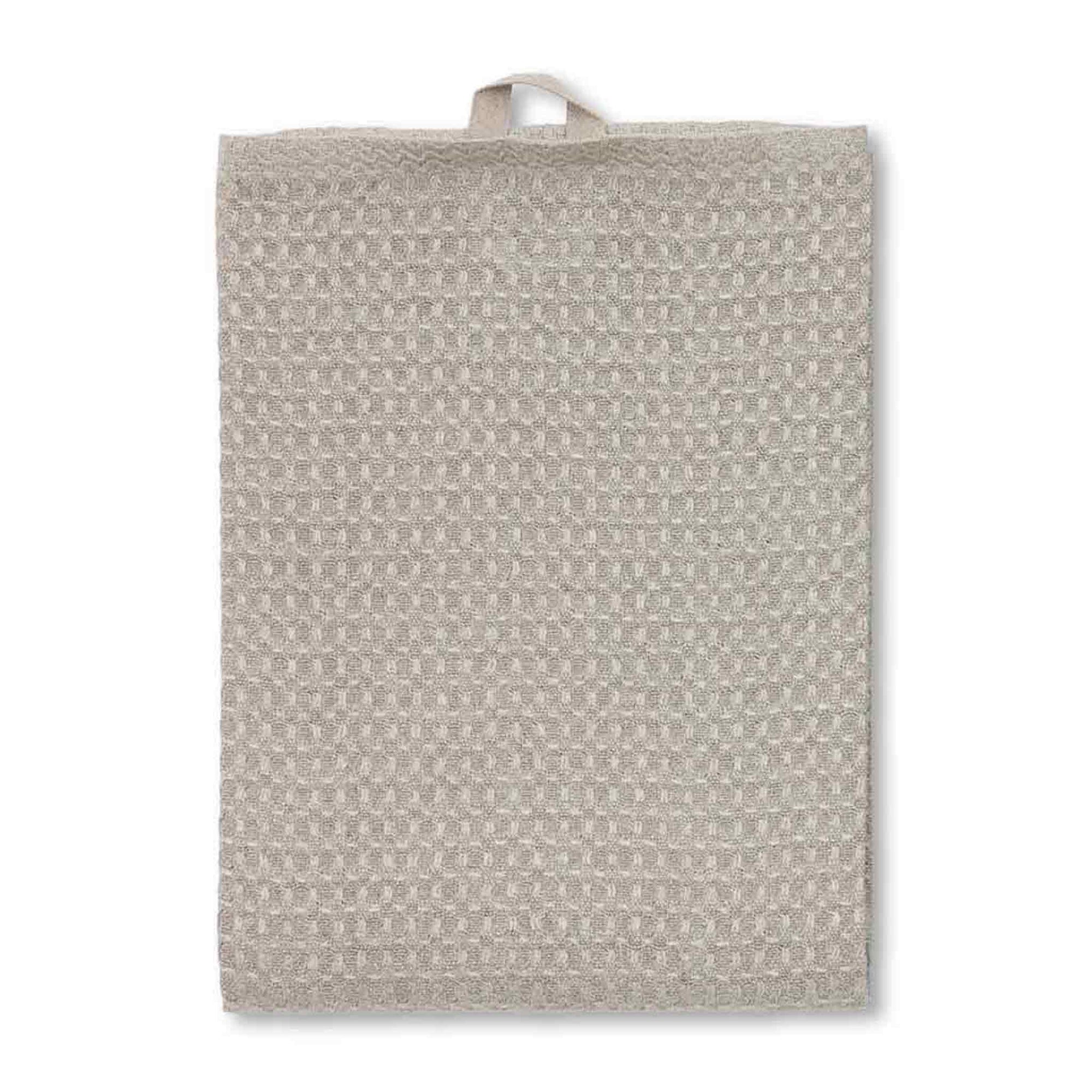 Vaxbo Lin（ヴェクスボ・リン）は、1990年にスウェーデン・ヘルシングランド地方で創業されました。この地では古くからリネンの生産が行われており、その伝統を受け継ぐ形で設立されました。2006年からはハンナとヤコブ・ブルースが工場を引き継ぎ、現在も全ての製品を地元で織り、縫製しています。多くの企業が海外に生産を移す中、スウェーデン国内でのものづくりにこだわり、職人の技術と地域の雇用を守ることを大切にしています。ヴェクスボ・リンでは、古くから受け継がれてきたクラフトマンシップと、現代的な美しさを兼ね備えたデザインを融合させ、日常使いできる高品質なリネン製品を作り出しています。リネンは自然素材でありながら耐久性に優れ、適切に扱えば何十年、時には世代を超えて使い続けられるものです。彼らは「より少なく、より良いものを持つ」という価値観を大切にしており、消費のスピードが増す現代において、本当に必要で長く愛用できるアイテムを提供することが使命だと考えています。