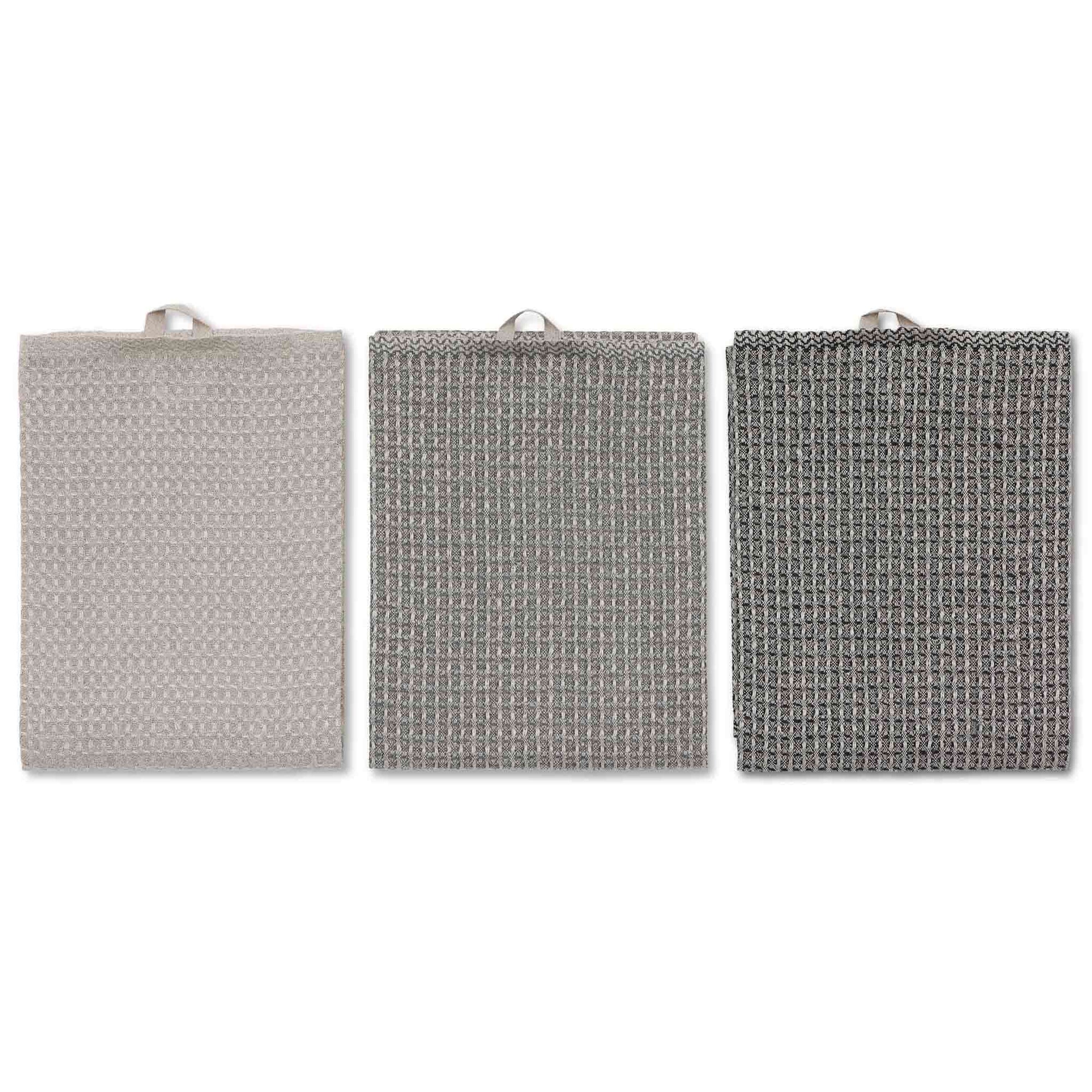 Vaxbo Lin（ヴェクスボ・リン）は、1990年にスウェーデン・ヘルシングランド地方で創業されました。この地では古くからリネンの生産が行われており、その伝統を受け継ぐ形で設立されました。2006年からはハンナとヤコブ・ブルースが工場を引き継ぎ、現在も全ての製品を地元で織り、縫製しています。多くの企業が海外に生産を移す中、スウェーデン国内でのものづくりにこだわり、職人の技術と地域の雇用を守ることを大切にしています。ヴェクスボ・リンでは、古くから受け継がれてきたクラフトマンシップと、現代的な美しさを兼ね備えたデザインを融合させ、日常使いできる高品質なリネン製品を作り出しています。リネンは自然素材でありながら耐久性に優れ、適切に扱えば何十年、時には世代を超えて使い続けられるものです。彼らは「より少なく、より良いものを持つ」という価値観を大切にしており、消費のスピードが増す現代において、本当に必要で長く愛用できるアイテムを提供することが使命だと考えています。