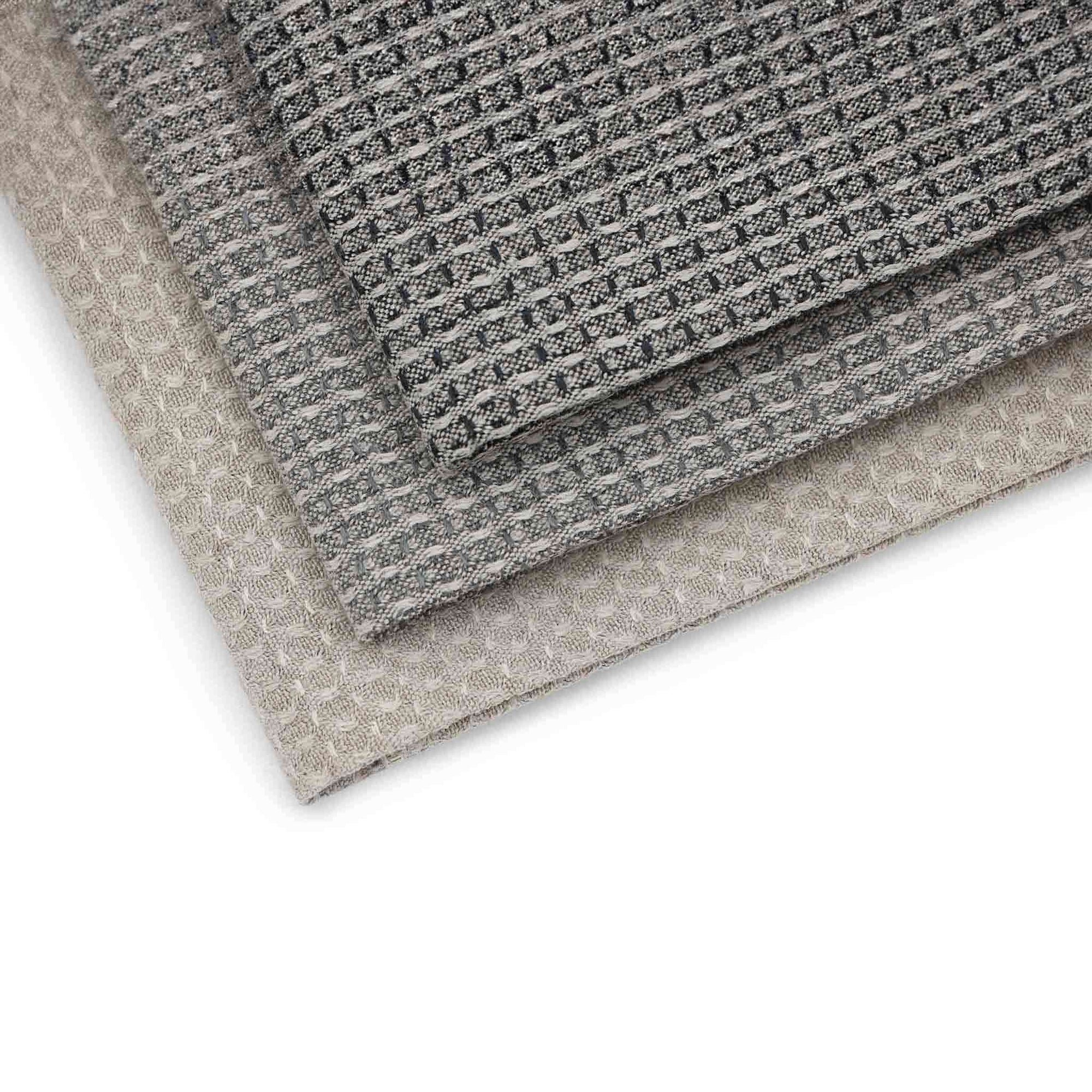 Vaxbo Lin（ヴェクスボ・リン）は、1990年にスウェーデン・ヘルシングランド地方で創業されました。この地では古くからリネンの生産が行われており、その伝統を受け継ぐ形で設立されました。2006年からはハンナとヤコブ・ブルースが工場を引き継ぎ、現在も全ての製品を地元で織り、縫製しています。多くの企業が海外に生産を移す中、スウェーデン国内でのものづくりにこだわり、職人の技術と地域の雇用を守ることを大切にしています。ヴェクスボ・リンでは、古くから受け継がれてきたクラフトマンシップと、現代的な美しさを兼ね備えたデザインを融合させ、日常使いできる高品質なリネン製品を作り出しています。リネンは自然素材でありながら耐久性に優れ、適切に扱えば何十年、時には世代を超えて使い続けられるものです。彼らは「より少なく、より良いものを持つ」という価値観を大切にしており、消費のスピードが増す現代において、本当に必要で長く愛用できるアイテムを提供することが使命だと考えています。