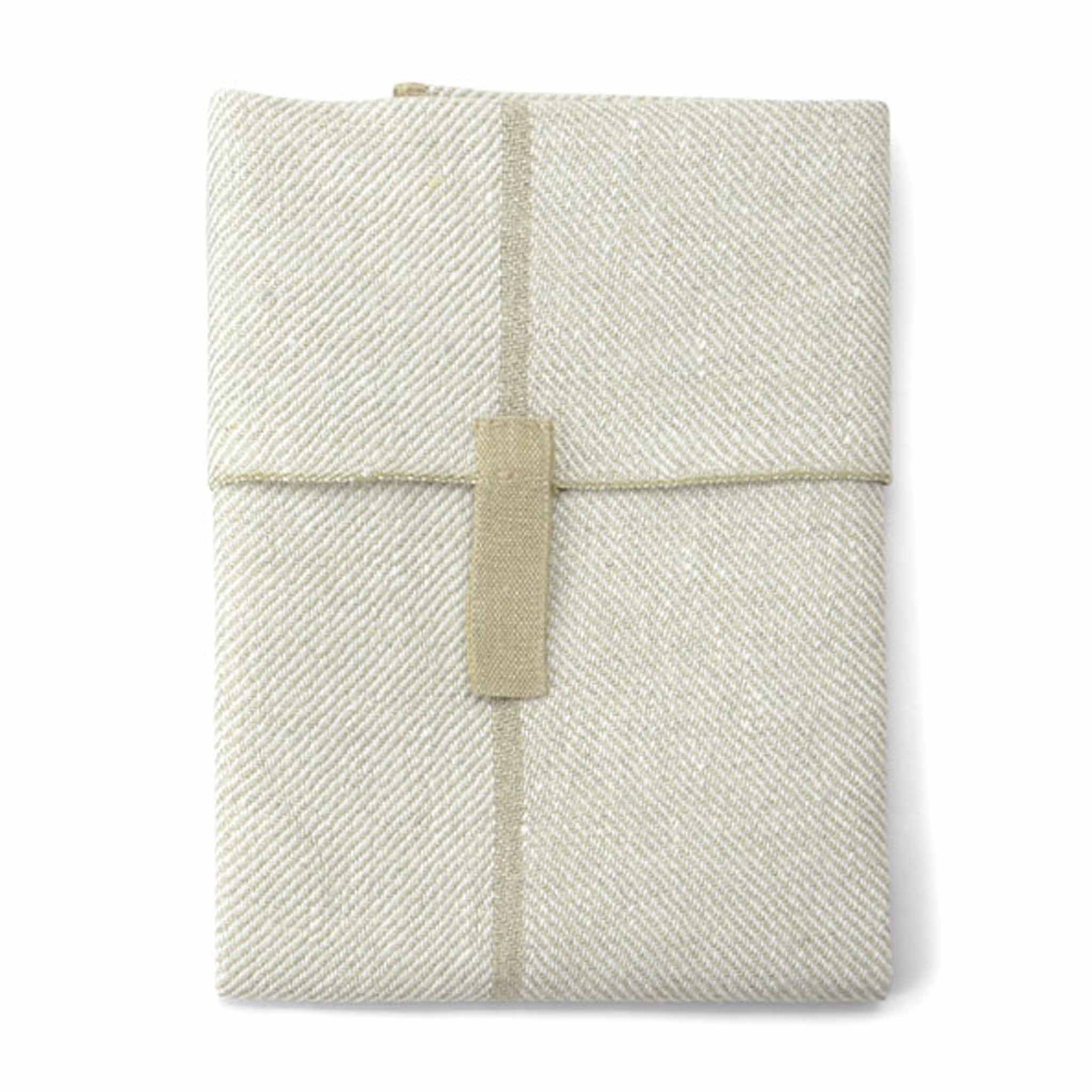 Vaxbo Lin（ヴェクスボ・リン）は、1990年にスウェーデン・ヘルシングランド地方で創業されました。この地では古くからリネンの生産が行われており、その伝統を受け継ぐ形で設立されました。2006年からはハンナとヤコブ・ブルースが工場を引き継ぎ、現在も全ての製品を地元で織り、縫製しています。多くの企業が海外に生産を移す中、スウェーデン国内でのものづくりにこだわり、職人の技術と地域の雇用を守ることを大切にしています。ヴェクスボ・リンでは、古くから受け継がれてきたクラフトマンシップと、現代的な美しさを兼ね備えたデザインを融合させ、日常使いできる高品質なリネン製品を作り出しています。リネンは自然素材でありながら耐久性に優れ、適切に扱えば何十年、時には世代を超えて使い続けられるものです。彼らは「より少なく、より良いものを持つ」という価値観を大切にしており、消費のスピードが増す現代において、本当に必要で長く愛用できるアイテムを提供することが使命だと考えています。