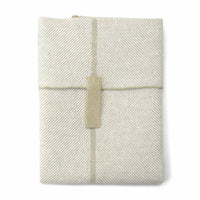 Vaxbo Lin（ヴェクスボ・リン）は、1990年にスウェーデン・ヘルシングランド地方で創業されました。この地では古くからリネンの生産が行われており、その伝統を受け継ぐ形で設立されました。2006年からはハンナとヤコブ・ブルースが工場を引き継ぎ、現在も全ての製品を地元で織り、縫製しています。多くの企業が海外に生産を移す中、スウェーデン国内でのものづくりにこだわり、職人の技術と地域の雇用を守ることを大切にしています。ヴェクスボ・リンでは、古くから受け継がれてきたクラフトマンシップと、現代的な美しさを兼ね備えたデザインを融合させ、日常使いできる高品質なリネン製品を作り出しています。リネンは自然素材でありながら耐久性に優れ、適切に扱えば何十年、時には世代を超えて使い続けられるものです。彼らは「より少なく、より良いものを持つ」という価値観を大切にしており、消費のスピードが増す現代において、本当に必要で長く愛用できるアイテムを提供することが使命だと考えています。