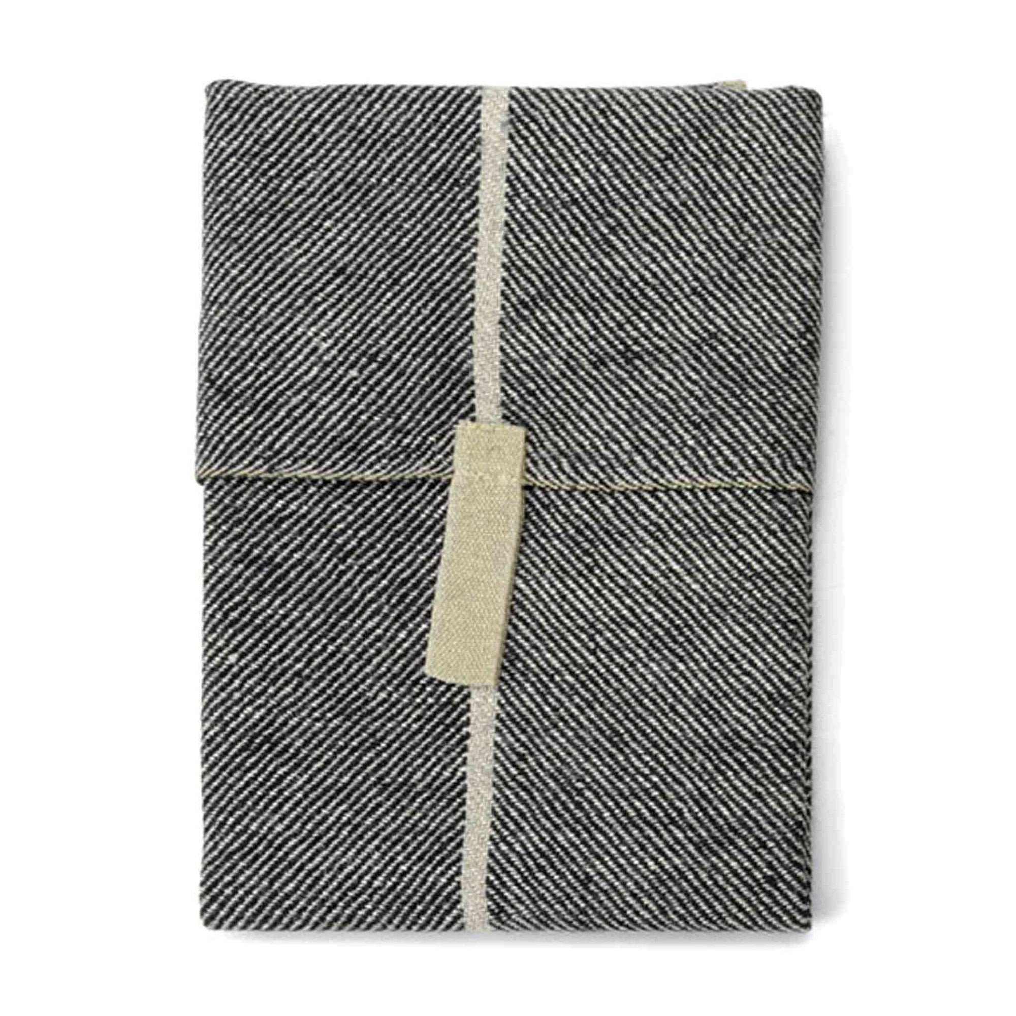 Vaxbo Lin（ヴェクスボ・リン）は、1990年にスウェーデン・ヘルシングランド地方で創業されました。この地では古くからリネンの生産が行われており、その伝統を受け継ぐ形で設立されました。2006年からはハンナとヤコブ・ブルースが工場を引き継ぎ、現在も全ての製品を地元で織り、縫製しています。多くの企業が海外に生産を移す中、スウェーデン国内でのものづくりにこだわり、職人の技術と地域の雇用を守ることを大切にしています。ヴェクスボ・リンでは、古くから受け継がれてきたクラフトマンシップと、現代的な美しさを兼ね備えたデザインを融合させ、日常使いできる高品質なリネン製品を作り出しています。リネンは自然素材でありながら耐久性に優れ、適切に扱えば何十年、時には世代を超えて使い続けられるものです。彼らは「より少なく、より良いものを持つ」という価値観を大切にしており、消費のスピードが増す現代において、本当に必要で長く愛用できるアイテムを提供することが使命だと考えています。