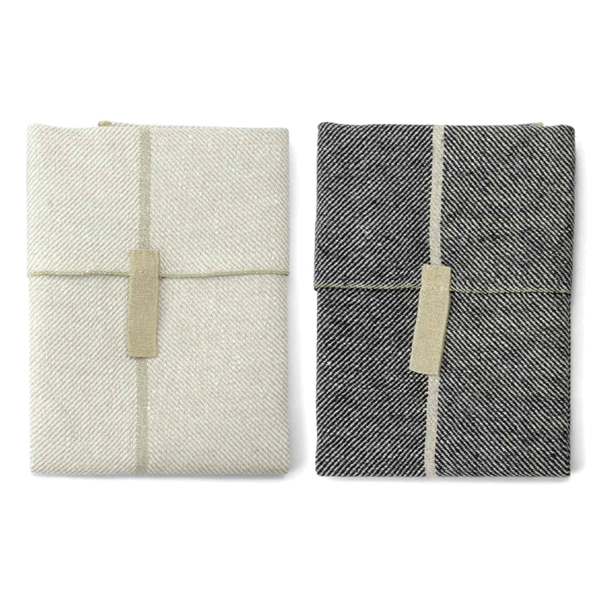 Vaxbo Lin（ヴェクスボ・リン）は、1990年にスウェーデン・ヘルシングランド地方で創業されました。この地では古くからリネンの生産が行われており、その伝統を受け継ぐ形で設立されました。2006年からはハンナとヤコブ・ブルースが工場を引き継ぎ、現在も全ての製品を地元で織り、縫製しています。多くの企業が海外に生産を移す中、スウェーデン国内でのものづくりにこだわり、職人の技術と地域の雇用を守ることを大切にしています。ヴェクスボ・リンでは、古くから受け継がれてきたクラフトマンシップと、現代的な美しさを兼ね備えたデザインを融合させ、日常使いできる高品質なリネン製品を作り出しています。リネンは自然素材でありながら耐久性に優れ、適切に扱えば何十年、時には世代を超えて使い続けられるものです。彼らは「より少なく、より良いものを持つ」という価値観を大切にしており、消費のスピードが増す現代において、本当に必要で長く愛用できるアイテムを提供することが使命だと考えています。