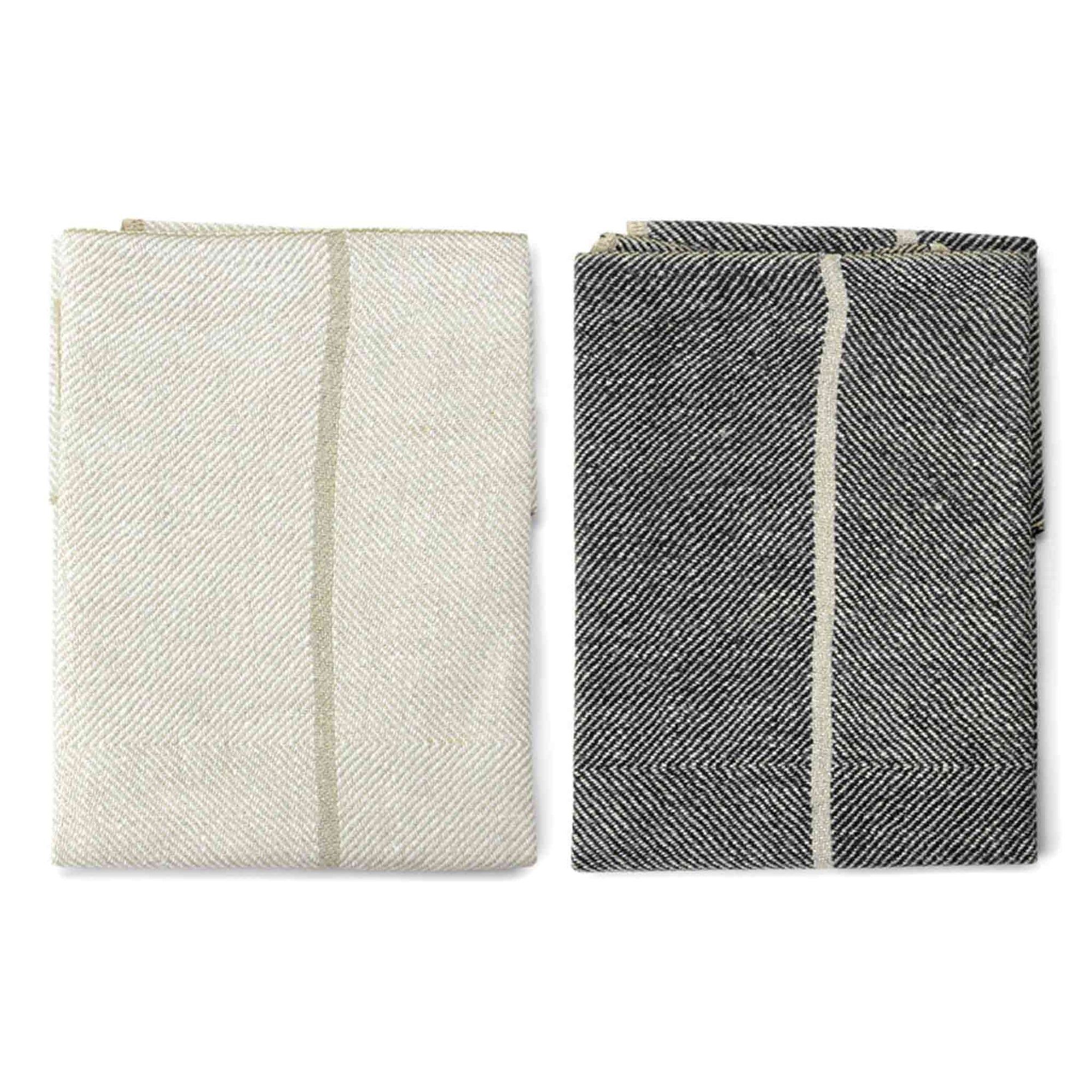 Vaxbo Lin（ヴェクスボ・リン）は、1990年にスウェーデン・ヘルシングランド地方で創業されました。この地では古くからリネンの生産が行われており、その伝統を受け継ぐ形で設立されました。2006年からはハンナとヤコブ・ブルースが工場を引き継ぎ、現在も全ての製品を地元で織り、縫製しています。多くの企業が海外に生産を移す中、スウェーデン国内でのものづくりにこだわり、職人の技術と地域の雇用を守ることを大切にしています。ヴェクスボ・リンでは、古くから受け継がれてきたクラフトマンシップと、現代的な美しさを兼ね備えたデザインを融合させ、日常使いできる高品質なリネン製品を作り出しています。リネンは自然素材でありながら耐久性に優れ、適切に扱えば何十年、時には世代を超えて使い続けられるものです。彼らは「より少なく、より良いものを持つ」という価値観を大切にしており、消費のスピードが増す現代において、本当に必要で長く愛用できるアイテムを提供することが使命だと考えています。