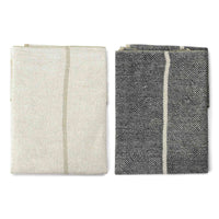 Vaxbo Lin（ヴェクスボ・リン）は、1990年にスウェーデン・ヘルシングランド地方で創業されました。この地では古くからリネンの生産が行われており、その伝統を受け継ぐ形で設立されました。2006年からはハンナとヤコブ・ブルースが工場を引き継ぎ、現在も全ての製品を地元で織り、縫製しています。多くの企業が海外に生産を移す中、スウェーデン国内でのものづくりにこだわり、職人の技術と地域の雇用を守ることを大切にしています。ヴェクスボ・リンでは、古くから受け継がれてきたクラフトマンシップと、現代的な美しさを兼ね備えたデザインを融合させ、日常使いできる高品質なリネン製品を作り出しています。リネンは自然素材でありながら耐久性に優れ、適切に扱えば何十年、時には世代を超えて使い続けられるものです。彼らは「より少なく、より良いものを持つ」という価値観を大切にしており、消費のスピードが増す現代において、本当に必要で長く愛用できるアイテムを提供することが使命だと考えています。