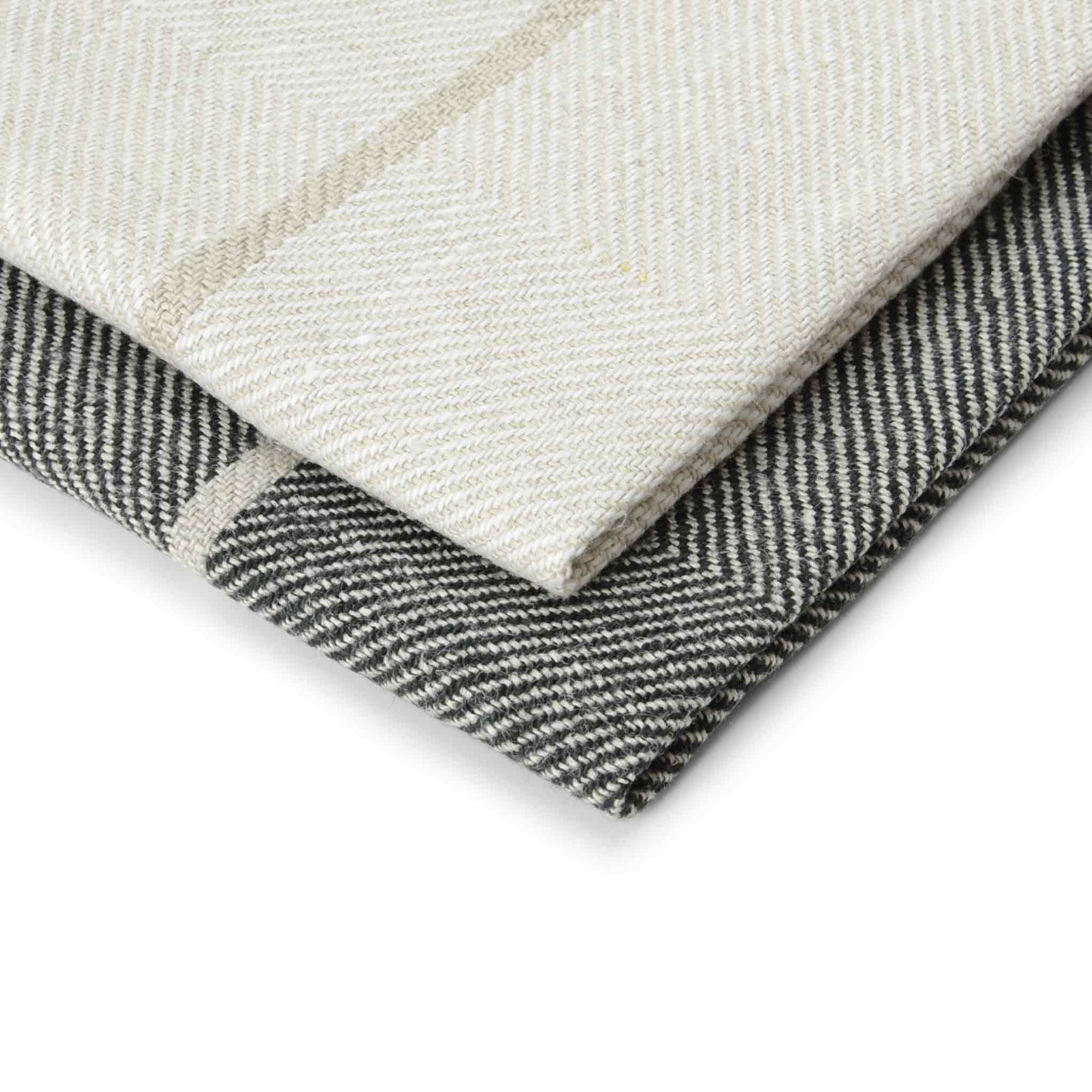 Vaxbo Lin（ヴェクスボ・リン）は、1990年にスウェーデン・ヘルシングランド地方で創業されました。この地では古くからリネンの生産が行われており、その伝統を受け継ぐ形で設立されました。2006年からはハンナとヤコブ・ブルースが工場を引き継ぎ、現在も全ての製品を地元で織り、縫製しています。多くの企業が海外に生産を移す中、スウェーデン国内でのものづくりにこだわり、職人の技術と地域の雇用を守ることを大切にしています。ヴェクスボ・リンでは、古くから受け継がれてきたクラフトマンシップと、現代的な美しさを兼ね備えたデザインを融合させ、日常使いできる高品質なリネン製品を作り出しています。リネンは自然素材でありながら耐久性に優れ、適切に扱えば何十年、時には世代を超えて使い続けられるものです。彼らは「より少なく、より良いものを持つ」という価値観を大切にしており、消費のスピードが増す現代において、本当に必要で長く愛用できるアイテムを提供することが使命だと考えています。