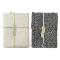 Vaxbo Lin（ヴェクスボ・リン）は、1990年にスウェーデン・ヘルシングランド地方で創業されました。この地では古くからリネンの生産が行われており、その伝統を受け継ぐ形で設立されました。2006年からはハンナとヤコブ・ブルースが工場を引き継ぎ、現在も全ての製品を地元で織り、縫製しています。多くの企業が海外に生産を移す中、スウェーデン国内でのものづくりにこだわり、職人の技術と地域の雇用を守ることを大切にしています。ヴェクスボ・リンでは、古くから受け継がれてきたクラフトマンシップと、現代的な美しさを兼ね備えたデザインを融合させ、日常使いできる高品質なリネン製品を作り出しています。リネンは自然素材でありながら耐久性に優れ、適切に扱えば何十年、時には世代を超えて使い続けられるものです。彼らは「より少なく、より良いものを持つ」という価値観を大切にしており、消費のスピードが増す現代において、本当に必要で長く愛用できるアイテムを提供することが使命だと考えています。