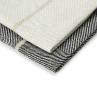 Vaxbo Lin（ヴェクスボ・リン）は、1990年にスウェーデン・ヘルシングランド地方で創業されました。この地では古くからリネンの生産が行われており、その伝統を受け継ぐ形で設立されました。2006年からはハンナとヤコブ・ブルースが工場を引き継ぎ、現在も全ての製品を地元で織り、縫製しています。多くの企業が海外に生産を移す中、スウェーデン国内でのものづくりにこだわり、職人の技術と地域の雇用を守ることを大切にしています。ヴェクスボ・リンでは、古くから受け継がれてきたクラフトマンシップと、現代的な美しさを兼ね備えたデザインを融合させ、日常使いできる高品質なリネン製品を作り出しています。リネンは自然素材でありながら耐久性に優れ、適切に扱えば何十年、時には世代を超えて使い続けられるものです。彼らは「より少なく、より良いものを持つ」という価値観を大切にしており、消費のスピードが増す現代において、本当に必要で長く愛用できるアイテムを提供することが使命だと考えています。