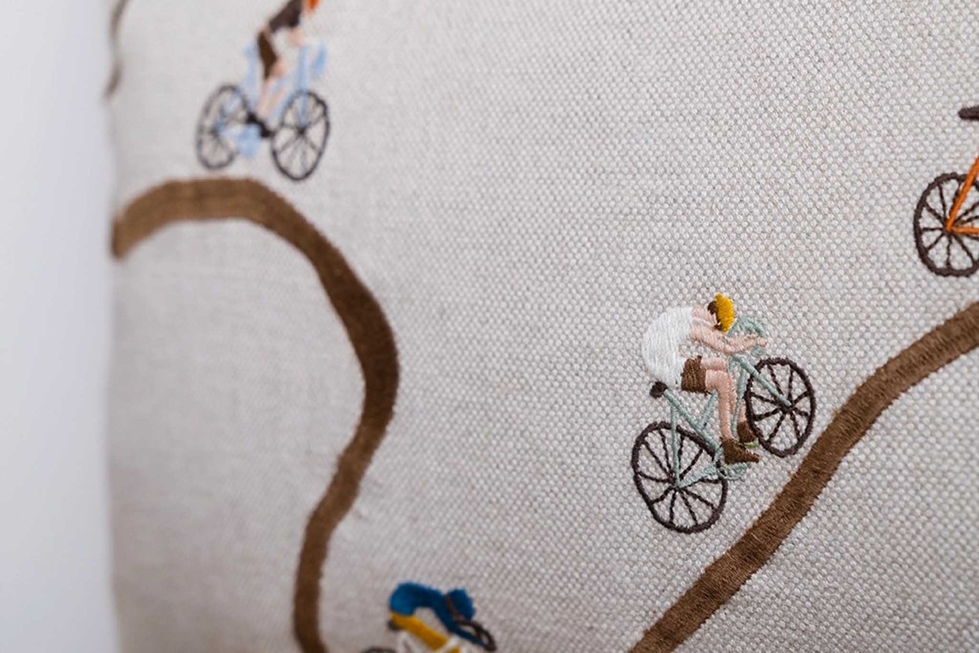 Fine Little Day（ファイン・リトル・デイ）は、スウェーデンのデザイナー、エリーサベット・デュンケルによって2007年に設立されたライフスタイルブランドです。自然や季節、日常の情景から着想を得た、素朴で温かみのある手描きのデザインが特徴です。テキスタイル、ポスター、クッション、ブランケットなどの製品には、北欧らしいミニマルさと遊び心が調和し、暮らしに詩的な魅力を添えてくれます。サステナビリティやクラフトマンシップを大切にし、国内外のアーティストとのコラボレーションや、アート支援活動にも積極的に取り組んでいます。素材の選定や製造背景にもこだわり、使う人の感性に寄り添った、長く愛されるモノづくりを目指しています。日常の中に小さな幸せやインスピレーションをもたらしてくれる、豊かな感性に満ちたブランドです。