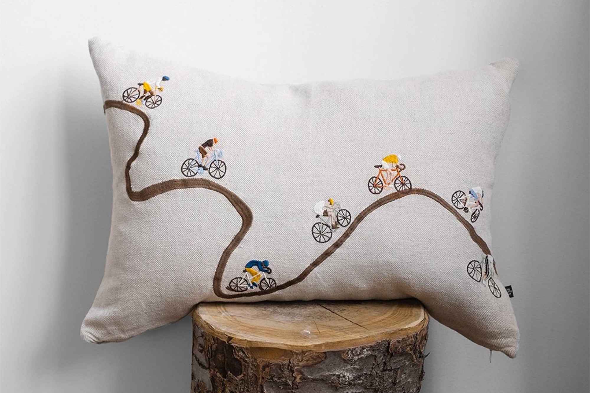 Fine Little Day（ファイン・リトル・デイ）は、スウェーデンのデザイナー、エリーサベット・デュンケルによって2007年に設立されたライフスタイルブランドです。自然や季節、日常の情景から着想を得た、素朴で温かみのある手描きのデザインが特徴です。テキスタイル、ポスター、クッション、ブランケットなどの製品には、北欧らしいミニマルさと遊び心が調和し、暮らしに詩的な魅力を添えてくれます。サステナビリティやクラフトマンシップを大切にし、国内外のアーティストとのコラボレーションや、アート支援活動にも積極的に取り組んでいます。素材の選定や製造背景にもこだわり、使う人の感性に寄り添った、長く愛されるモノづくりを目指しています。日常の中に小さな幸せやインスピレーションをもたらしてくれる、豊かな感性に満ちたブランドです。