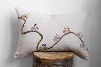 Fine Little Day（ファイン・リトル・デイ）は、スウェーデンのデザイナー、エリーサベット・デュンケルによって2007年に設立されたライフスタイルブランドです。自然や季節、日常の情景から着想を得た、素朴で温かみのある手描きのデザインが特徴です。テキスタイル、ポスター、クッション、ブランケットなどの製品には、北欧らしいミニマルさと遊び心が調和し、暮らしに詩的な魅力を添えてくれます。サステナビリティやクラフトマンシップを大切にし、国内外のアーティストとのコラボレーションや、アート支援活動にも積極的に取り組んでいます。素材の選定や製造背景にもこだわり、使う人の感性に寄り添った、長く愛されるモノづくりを目指しています。日常の中に小さな幸せやインスピレーションをもたらしてくれる、豊かな感性に満ちたブランドです。