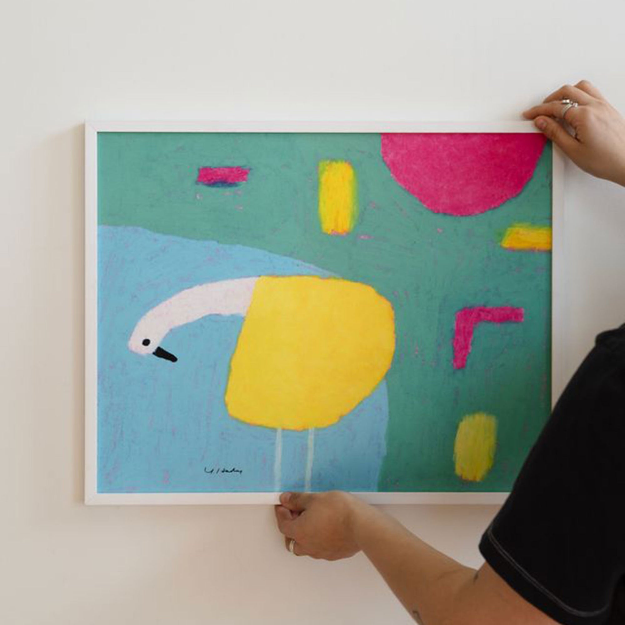 Fine Little Day（ファイン・リトル・デイ）は、スウェーデンのデザイナー、エリーサベット・デュンケルによって2007年に設立されたライフスタイルブランドです。自然や季節、日常の情景から着想を得た、素朴で温かみのある手描きのデザインが特徴です。テキスタイル、ポスター、クッション、ブランケットなどの製品には、北欧らしいミニマルさと遊び心が調和し、暮らしに詩的な魅力を添えてくれます。サステナビリティやクラフトマンシップを大切にし、国内外のアーティストとのコラボレーションや、アート支援活動にも積極的に取り組んでいます。素材の選定や製造背景にもこだわり、使う人の感性に寄り添った、長く愛されるモノづくりを目指しています。日常の中に小さな幸せやインスピレーションをもたらしてくれる、豊かな感性に満ちたブランドです。