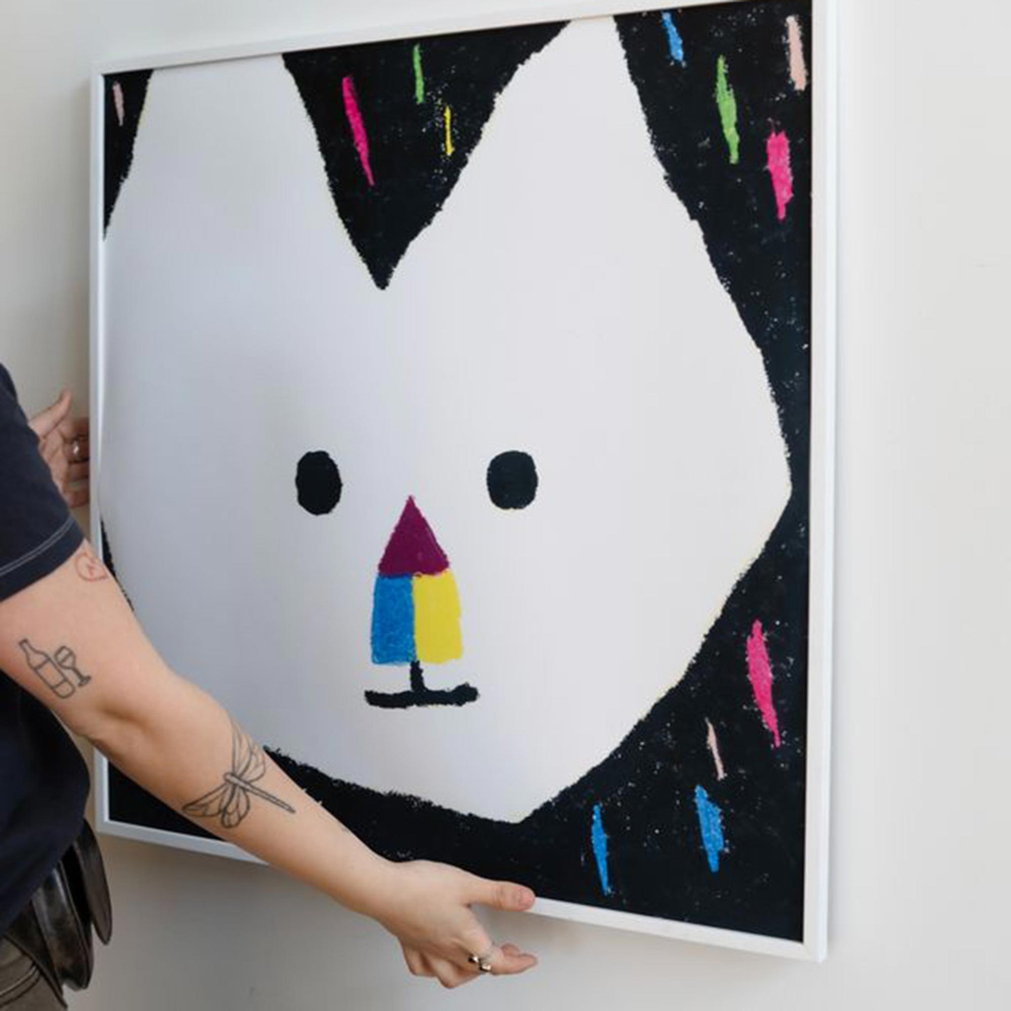 Fine Little Day（ファイン・リトル・デイ）は、スウェーデンのデザイナー、エリーサベット・デュンケルによって2007年に設立されたライフスタイルブランドです。自然や季節、日常の情景から着想を得た、素朴で温かみのある手描きのデザインが特徴です。テキスタイル、ポスター、クッション、ブランケットなどの製品には、北欧らしいミニマルさと遊び心が調和し、暮らしに詩的な魅力を添えてくれます。サステナビリティやクラフトマンシップを大切にし、国内外のアーティストとのコラボレーションや、アート支援活動にも積極的に取り組んでいます。素材の選定や製造背景にもこだわり、使う人の感性に寄り添った、長く愛されるモノづくりを目指しています。日常の中に小さな幸せやインスピレーションをもたらしてくれる、豊かな感性に満ちたブランドです。