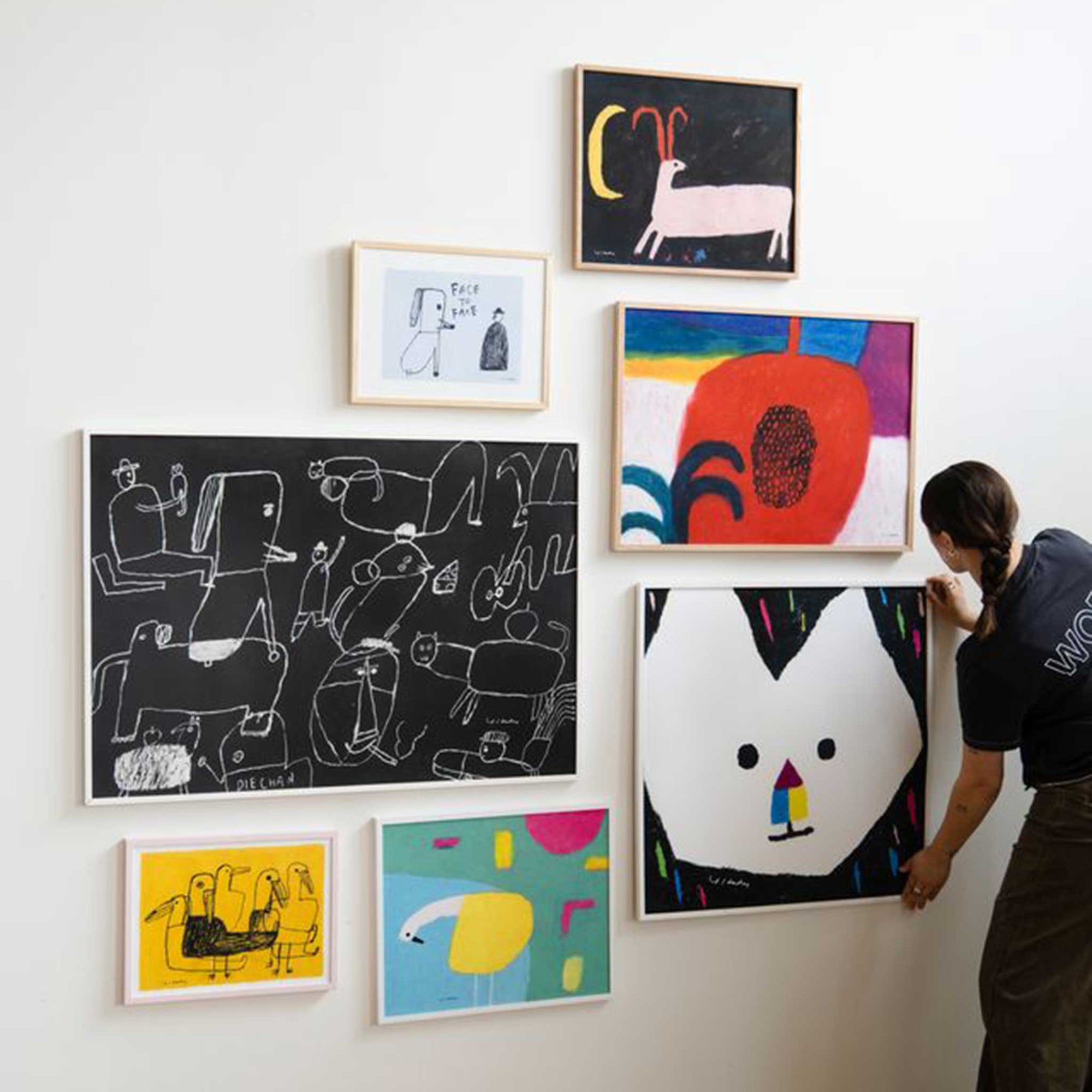 Fine Little Day（ファイン・リトル・デイ）は、スウェーデンのデザイナー、エリーサベット・デュンケルによって2007年に設立されたライフスタイルブランドです。自然や季節、日常の情景から着想を得た、素朴で温かみのある手描きのデザインが特徴です。テキスタイル、ポスター、クッション、ブランケットなどの製品には、北欧らしいミニマルさと遊び心が調和し、暮らしに詩的な魅力を添えてくれます。サステナビリティやクラフトマンシップを大切にし、国内外のアーティストとのコラボレーションや、アート支援活動にも積極的に取り組んでいます。素材の選定や製造背景にもこだわり、使う人の感性に寄り添った、長く愛されるモノづくりを目指しています。日常の中に小さな幸せやインスピレーションをもたらしてくれる、豊かな感性に満ちたブランドです。