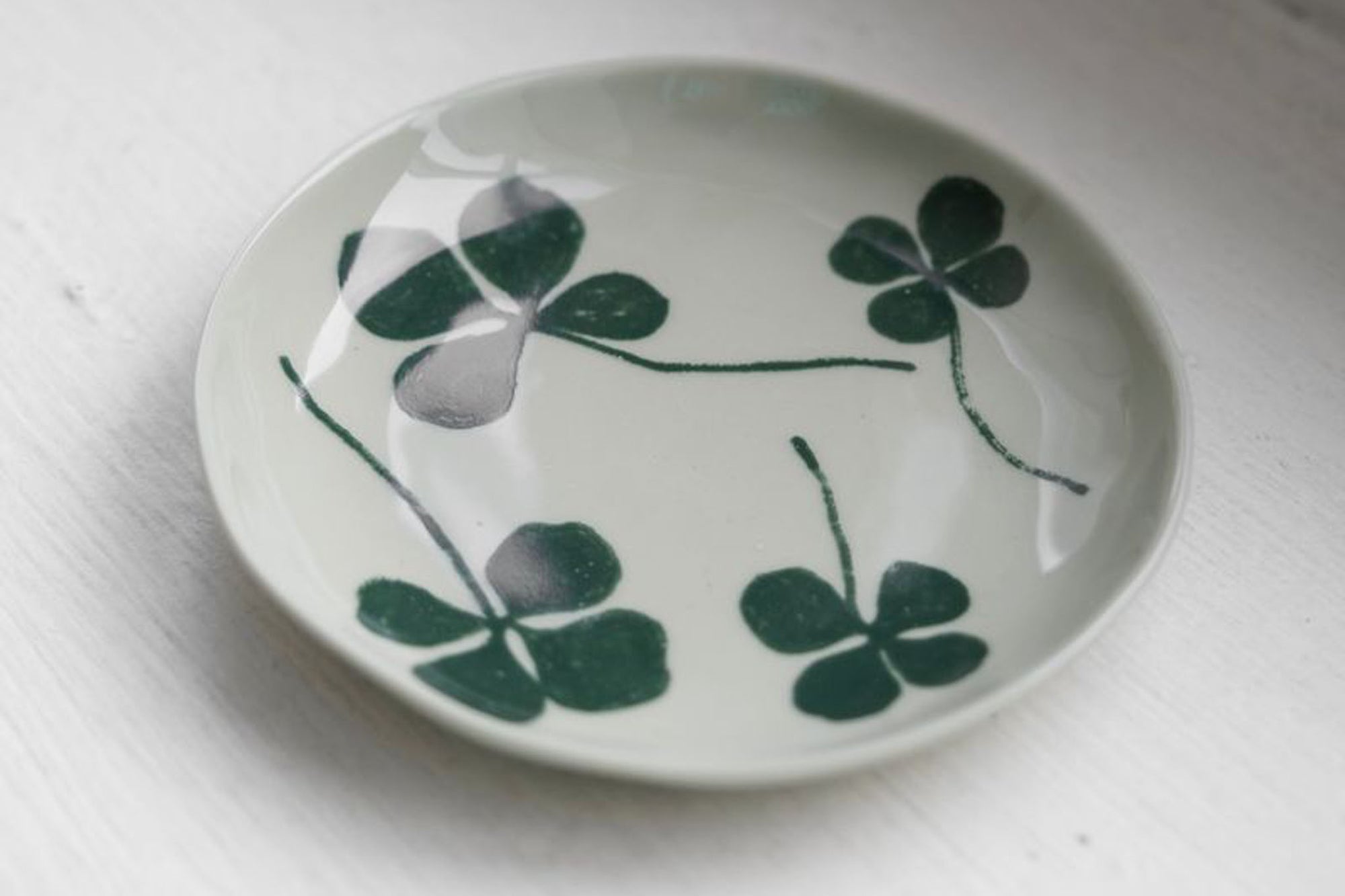 Fine Little Day（ファイン・リトル・デイ）は、スウェーデンのデザイナー、エリーサベット・デュンケルによって2007年に設立されたライフスタイルブランドです。自然や季節、日常の情景から着想を得た、素朴で温かみのある手描きのデザインが特徴です。テキスタイル、ポスター、クッション、ブランケットなどの製品には、北欧らしいミニマルさと遊び心が調和し、暮らしに詩的な魅力を添えてくれます。サステナビリティやクラフトマンシップを大切にし、国内外のアーティストとのコラボレーションや、アート支援活動にも積極的に取り組んでいます。素材の選定や製造背景にもこだわり、使う人の感性に寄り添った、長く愛されるモノづくりを目指しています。日常の中に小さな幸せやインスピレーションをもたらしてくれる、豊かな感性に満ちたブランドです。