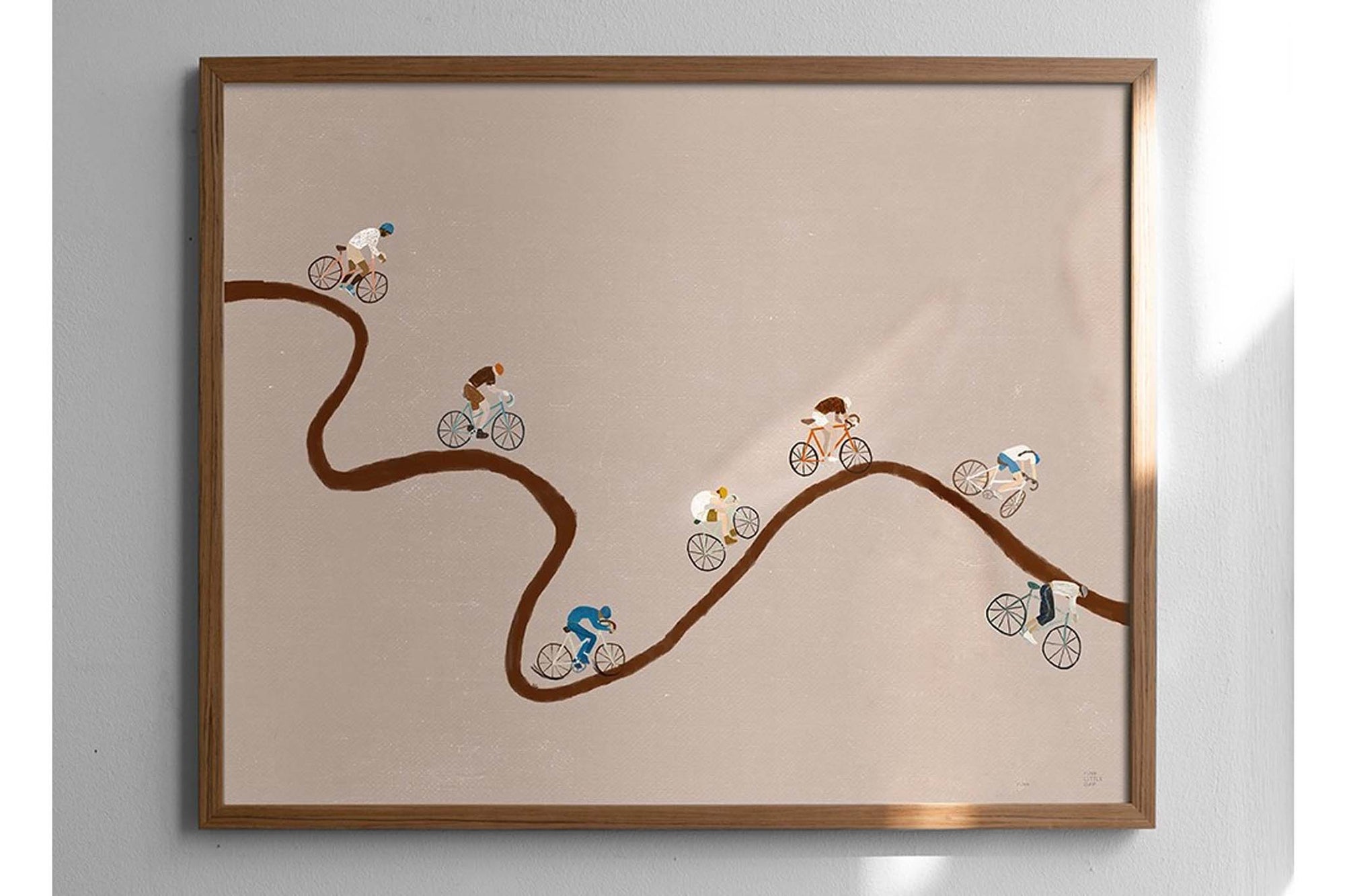 Fine Little Day（ファイン・リトル・デイ）は、スウェーデンのデザイナー、エリーサベット・デュンケルによって2007年に設立されたライフスタイルブランドです。自然や季節、日常の情景から着想を得た、素朴で温かみのある手描きのデザインが特徴です。テキスタイル、ポスター、クッション、ブランケットなどの製品には、北欧らしいミニマルさと遊び心が調和し、暮らしに詩的な魅力を添えてくれます。サステナビリティやクラフトマンシップを大切にし、国内外のアーティストとのコラボレーションや、アート支援活動にも積極的に取り組んでいます。素材の選定や製造背景にもこだわり、使う人の感性に寄り添った、長く愛されるモノづくりを目指しています。日常の中に小さな幸せやインスピレーションをもたらしてくれる、豊かな感性に満ちたブランドです。