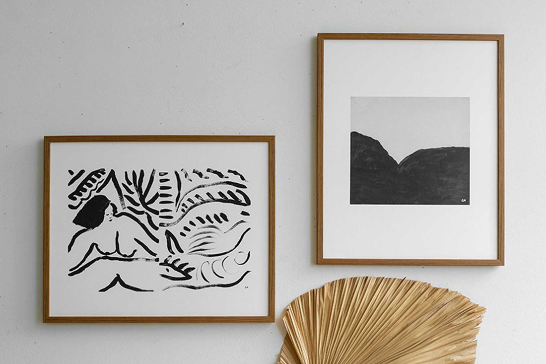 Fine Little Day（ファイン・リトル・デイ）は、スウェーデンのデザイナー、エリーサベット・デュンケルによって2007年に設立されたライフスタイルブランドです。自然や季節、日常の情景から着想を得た、素朴で温かみのある手描きのデザインが特徴です。テキスタイル、ポスター、クッション、ブランケットなどの製品には、北欧らしいミニマルさと遊び心が調和し、暮らしに詩的な魅力を添えてくれます。サステナビリティやクラフトマンシップを大切にし、国内外のアーティストとのコラボレーションや、アート支援活動にも積極的に取り組んでいます。素材の選定や製造背景にもこだわり、使う人の感性に寄り添った、長く愛されるモノづくりを目指しています。日常の中に小さな幸せやインスピレーションをもたらしてくれる、豊かな感性に満ちたブランドです。