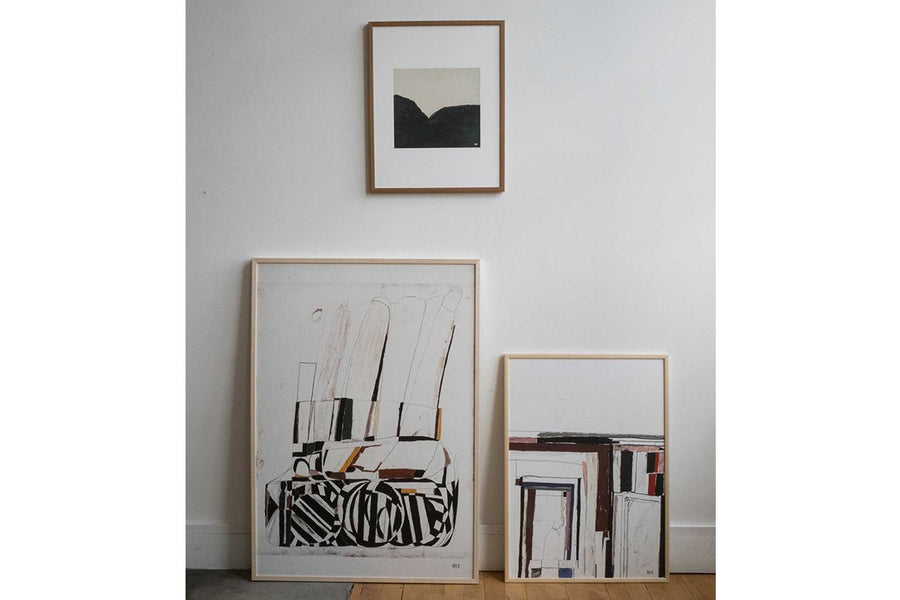 Fine Little Day（ファイン・リトル・デイ）は、スウェーデンのデザイナー、エリーサベット・デュンケルによって2007年に設立されたライフスタイルブランドです。自然や季節、日常の情景から着想を得た、素朴で温かみのある手描きのデザインが特徴です。テキスタイル、ポスター、クッション、ブランケットなどの製品には、北欧らしいミニマルさと遊び心が調和し、暮らしに詩的な魅力を添えてくれます。サステナビリティやクラフトマンシップを大切にし、国内外のアーティストとのコラボレーションや、アート支援活動にも積極的に取り組んでいます。素材の選定や製造背景にもこだわり、使う人の感性に寄り添った、長く愛されるモノづくりを目指しています。日常の中に小さな幸せやインスピレーションをもたらしてくれる、豊かな感性に満ちたブランドです。