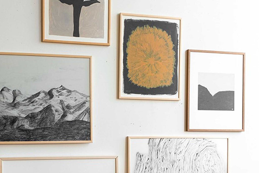 Fine Little Day（ファイン・リトル・デイ）は、スウェーデンのデザイナー、エリーサベット・デュンケルによって2007年に設立されたライフスタイルブランドです。自然や季節、日常の情景から着想を得た、素朴で温かみのある手描きのデザインが特徴です。テキスタイル、ポスター、クッション、ブランケットなどの製品には、北欧らしいミニマルさと遊び心が調和し、暮らしに詩的な魅力を添えてくれます。サステナビリティやクラフトマンシップを大切にし、国内外のアーティストとのコラボレーションや、アート支援活動にも積極的に取り組んでいます。素材の選定や製造背景にもこだわり、使う人の感性に寄り添った、長く愛されるモノづくりを目指しています。日常の中に小さな幸せやインスピレーションをもたらしてくれる、豊かな感性に満ちたブランドです。