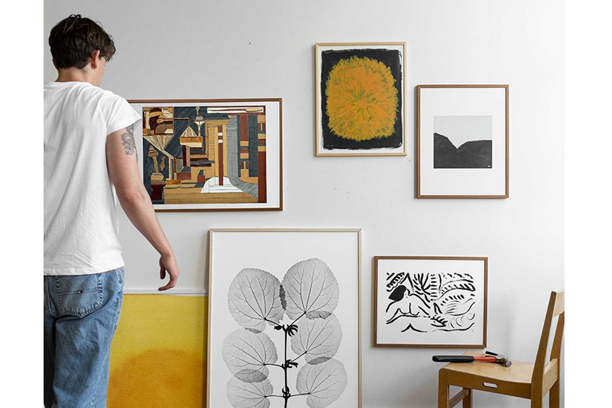 Fine Little Day（ファイン・リトル・デイ）は、スウェーデンのデザイナー、エリーサベット・デュンケルによって2007年に設立されたライフスタイルブランドです。自然や季節、日常の情景から着想を得た、素朴で温かみのある手描きのデザインが特徴です。テキスタイル、ポスター、クッション、ブランケットなどの製品には、北欧らしいミニマルさと遊び心が調和し、暮らしに詩的な魅力を添えてくれます。サステナビリティやクラフトマンシップを大切にし、国内外のアーティストとのコラボレーションや、アート支援活動にも積極的に取り組んでいます。素材の選定や製造背景にもこだわり、使う人の感性に寄り添った、長く愛されるモノづくりを目指しています。日常の中に小さな幸せやインスピレーションをもたらしてくれる、豊かな感性に満ちたブランドです。