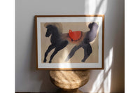 Fine Little Day（ファイン・リトル・デイ）は、スウェーデンのデザイナー、エリーサベット・デュンケルによって2007年に設立されたライフスタイルブランドです。自然や季節、日常の情景から着想を得た、素朴で温かみのある手描きのデザインが特徴です。テキスタイル、ポスター、クッション、ブランケットなどの製品には、北欧らしいミニマルさと遊び心が調和し、暮らしに詩的な魅力を添えてくれます。サステナビリティやクラフトマンシップを大切にし、国内外のアーティストとのコラボレーションや、アート支援活動にも積極的に取り組んでいます。素材の選定や製造背景にもこだわり、使う人の感性に寄り添った、長く愛されるモノづくりを目指しています。日常の中に小さな幸せやインスピレーションをもたらしてくれる、豊かな感性に満ちたブランドです。