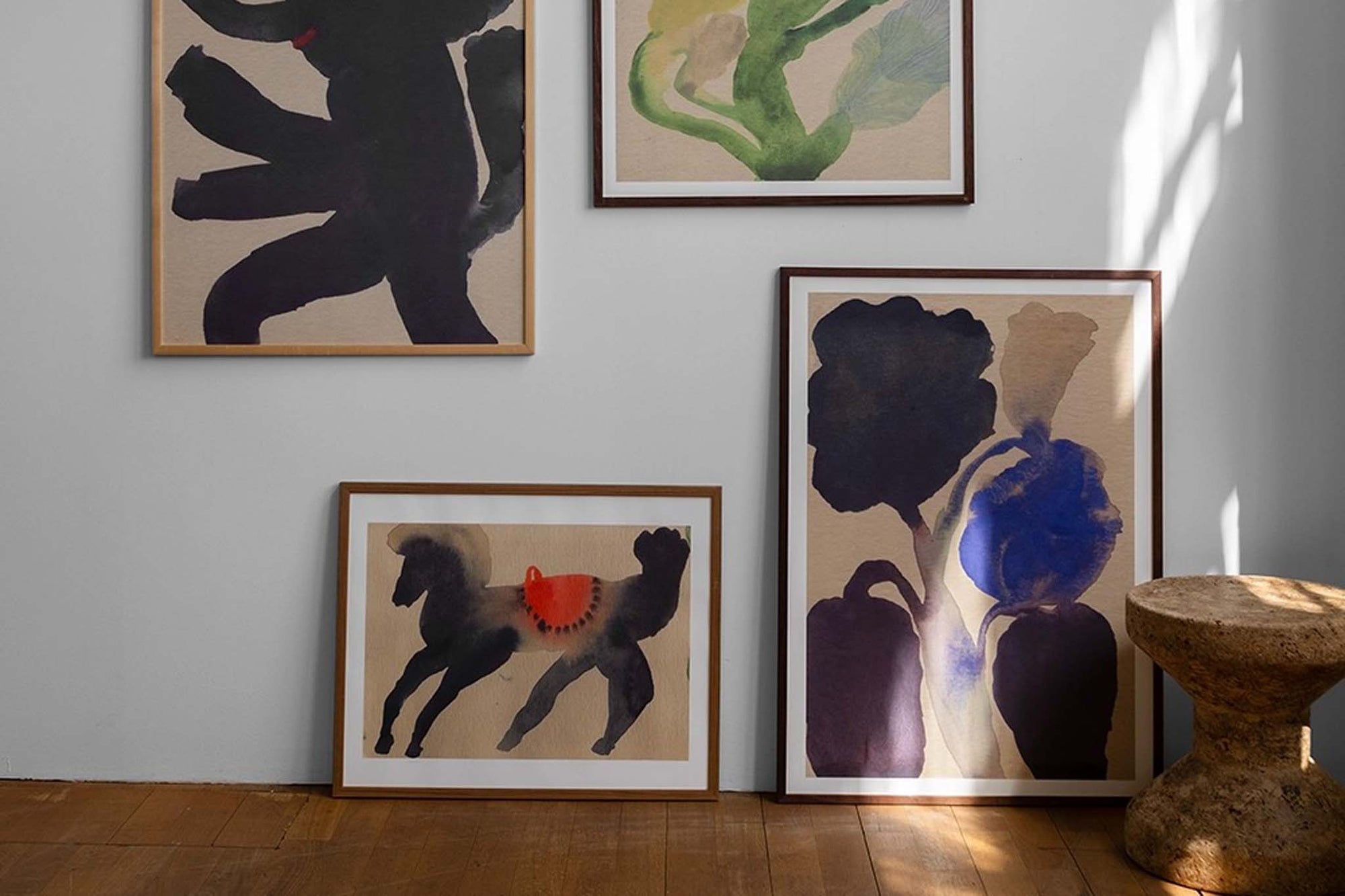 Fine Little Day（ファイン・リトル・デイ）は、スウェーデンのデザイナー、エリーサベット・デュンケルによって2007年に設立されたライフスタイルブランドです。自然や季節、日常の情景から着想を得た、素朴で温かみのある手描きのデザインが特徴です。テキスタイル、ポスター、クッション、ブランケットなどの製品には、北欧らしいミニマルさと遊び心が調和し、暮らしに詩的な魅力を添えてくれます。サステナビリティやクラフトマンシップを大切にし、国内外のアーティストとのコラボレーションや、アート支援活動にも積極的に取り組んでいます。素材の選定や製造背景にもこだわり、使う人の感性に寄り添った、長く愛されるモノづくりを目指しています。日常の中に小さな幸せやインスピレーションをもたらしてくれる、豊かな感性に満ちたブランドです。