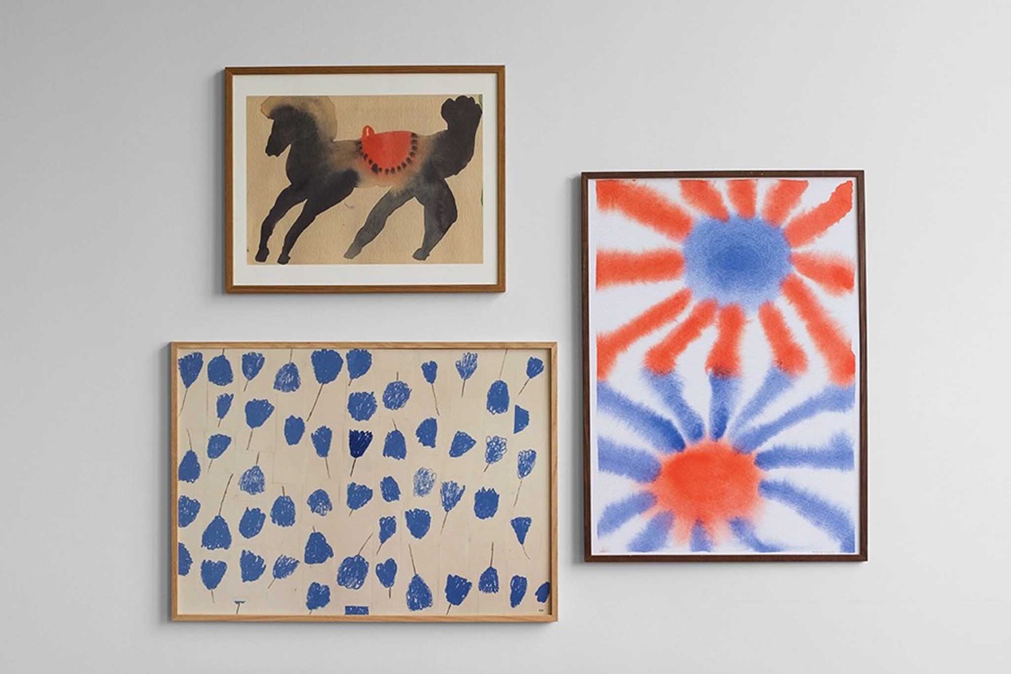 Fine Little Day（ファイン・リトル・デイ）は、スウェーデンのデザイナー、エリーサベット・デュンケルによって2007年に設立されたライフスタイルブランドです。自然や季節、日常の情景から着想を得た、素朴で温かみのある手描きのデザインが特徴です。テキスタイル、ポスター、クッション、ブランケットなどの製品には、北欧らしいミニマルさと遊び心が調和し、暮らしに詩的な魅力を添えてくれます。サステナビリティやクラフトマンシップを大切にし、国内外のアーティストとのコラボレーションや、アート支援活動にも積極的に取り組んでいます。素材の選定や製造背景にもこだわり、使う人の感性に寄り添った、長く愛されるモノづくりを目指しています。日常の中に小さな幸せやインスピレーションをもたらしてくれる、豊かな感性に満ちたブランドです。