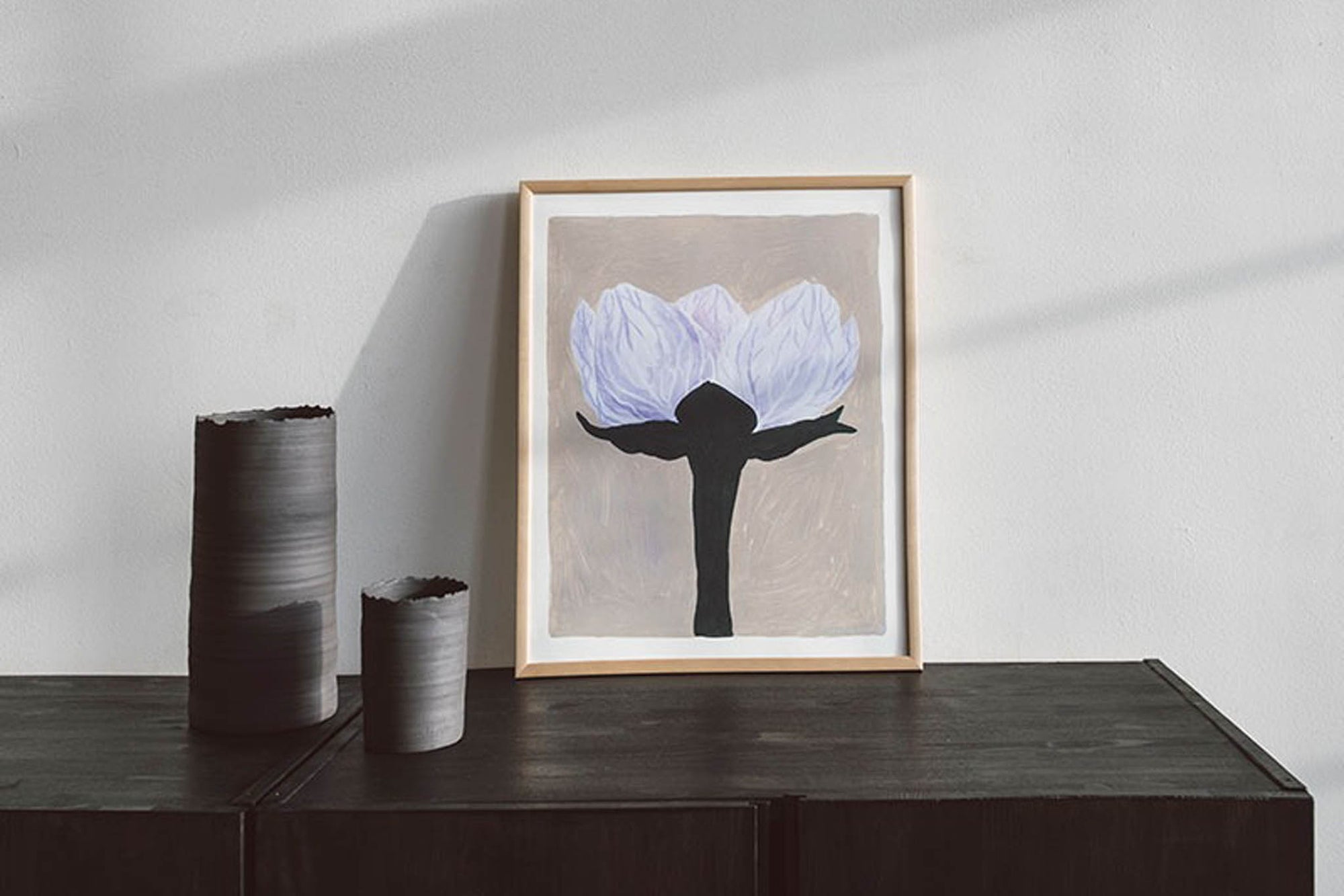 Fine Little Day（ファイン・リトル・デイ）は、スウェーデンのデザイナー、エリーサベット・デュンケルによって2007年に設立されたライフスタイルブランドです。自然や季節、日常の情景から着想を得た、素朴で温かみのある手描きのデザインが特徴です。テキスタイル、ポスター、クッション、ブランケットなどの製品には、北欧らしいミニマルさと遊び心が調和し、暮らしに詩的な魅力を添えてくれます。サステナビリティやクラフトマンシップを大切にし、国内外のアーティストとのコラボレーションや、アート支援活動にも積極的に取り組んでいます。素材の選定や製造背景にもこだわり、使う人の感性に寄り添った、長く愛されるモノづくりを目指しています。日常の中に小さな幸せやインスピレーションをもたらしてくれる、豊かな感性に満ちたブランドです。