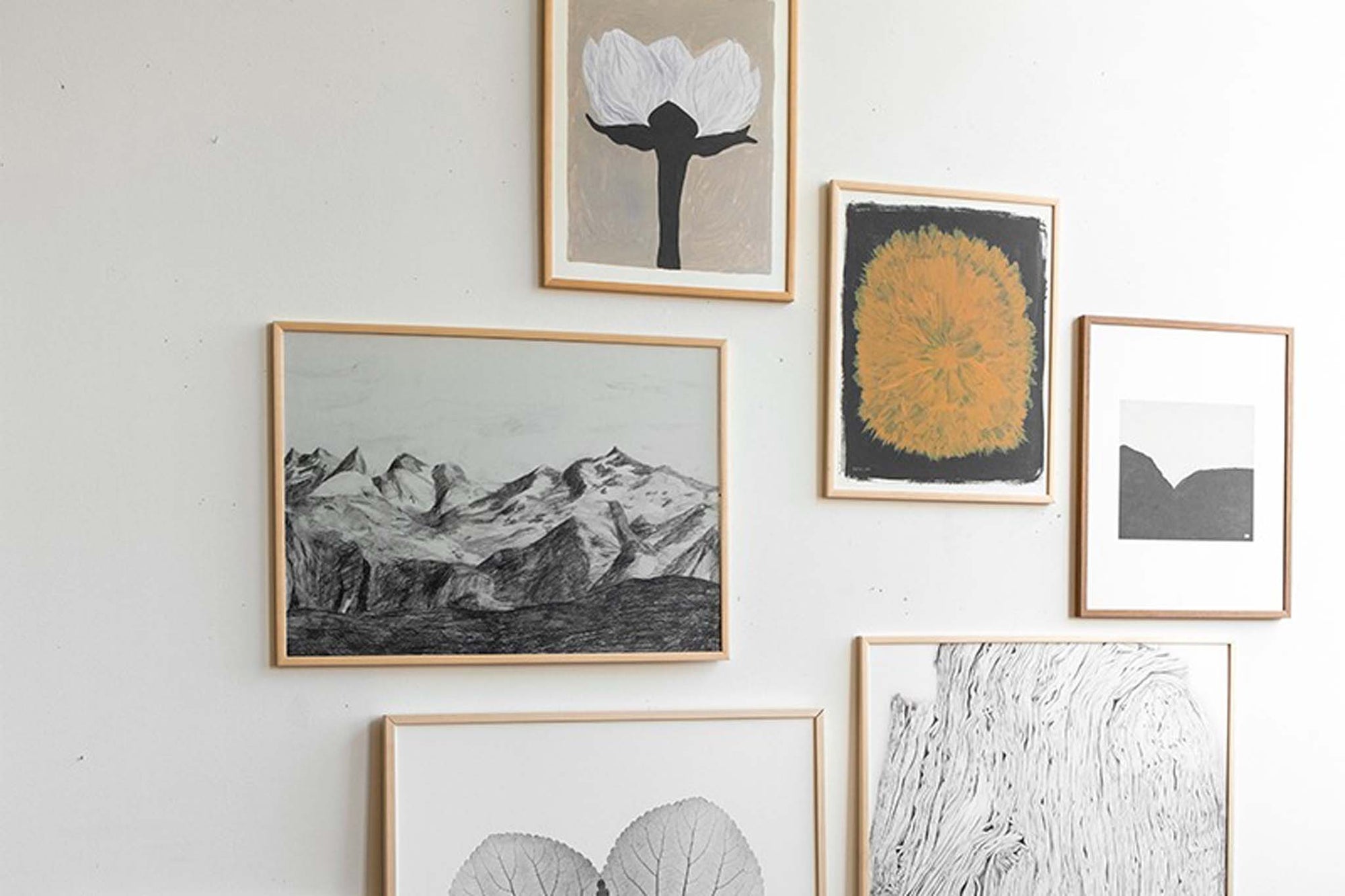 Fine Little Day（ファイン・リトル・デイ）は、スウェーデンのデザイナー、エリーサベット・デュンケルによって2007年に設立されたライフスタイルブランドです。自然や季節、日常の情景から着想を得た、素朴で温かみのある手描きのデザインが特徴です。テキスタイル、ポスター、クッション、ブランケットなどの製品には、北欧らしいミニマルさと遊び心が調和し、暮らしに詩的な魅力を添えてくれます。サステナビリティやクラフトマンシップを大切にし、国内外のアーティストとのコラボレーションや、アート支援活動にも積極的に取り組んでいます。素材の選定や製造背景にもこだわり、使う人の感性に寄り添った、長く愛されるモノづくりを目指しています。日常の中に小さな幸せやインスピレーションをもたらしてくれる、豊かな感性に満ちたブランドです。