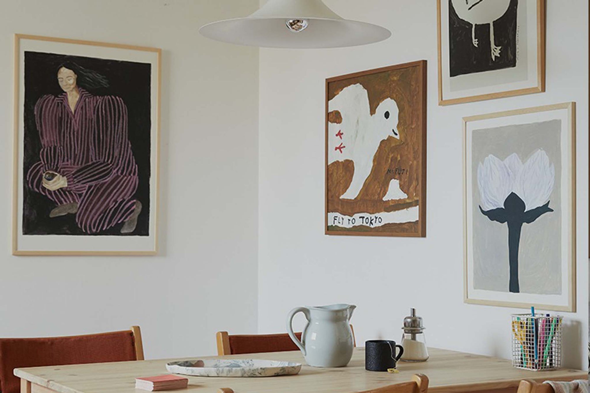 Fine Little Day（ファイン・リトル・デイ）は、スウェーデンのデザイナー、エリーサベット・デュンケルによって2007年に設立されたライフスタイルブランドです。自然や季節、日常の情景から着想を得た、素朴で温かみのある手描きのデザインが特徴です。テキスタイル、ポスター、クッション、ブランケットなどの製品には、北欧らしいミニマルさと遊び心が調和し、暮らしに詩的な魅力を添えてくれます。サステナビリティやクラフトマンシップを大切にし、国内外のアーティストとのコラボレーションや、アート支援活動にも積極的に取り組んでいます。素材の選定や製造背景にもこだわり、使う人の感性に寄り添った、長く愛されるモノづくりを目指しています。日常の中に小さな幸せやインスピレーションをもたらしてくれる、豊かな感性に満ちたブランドです。