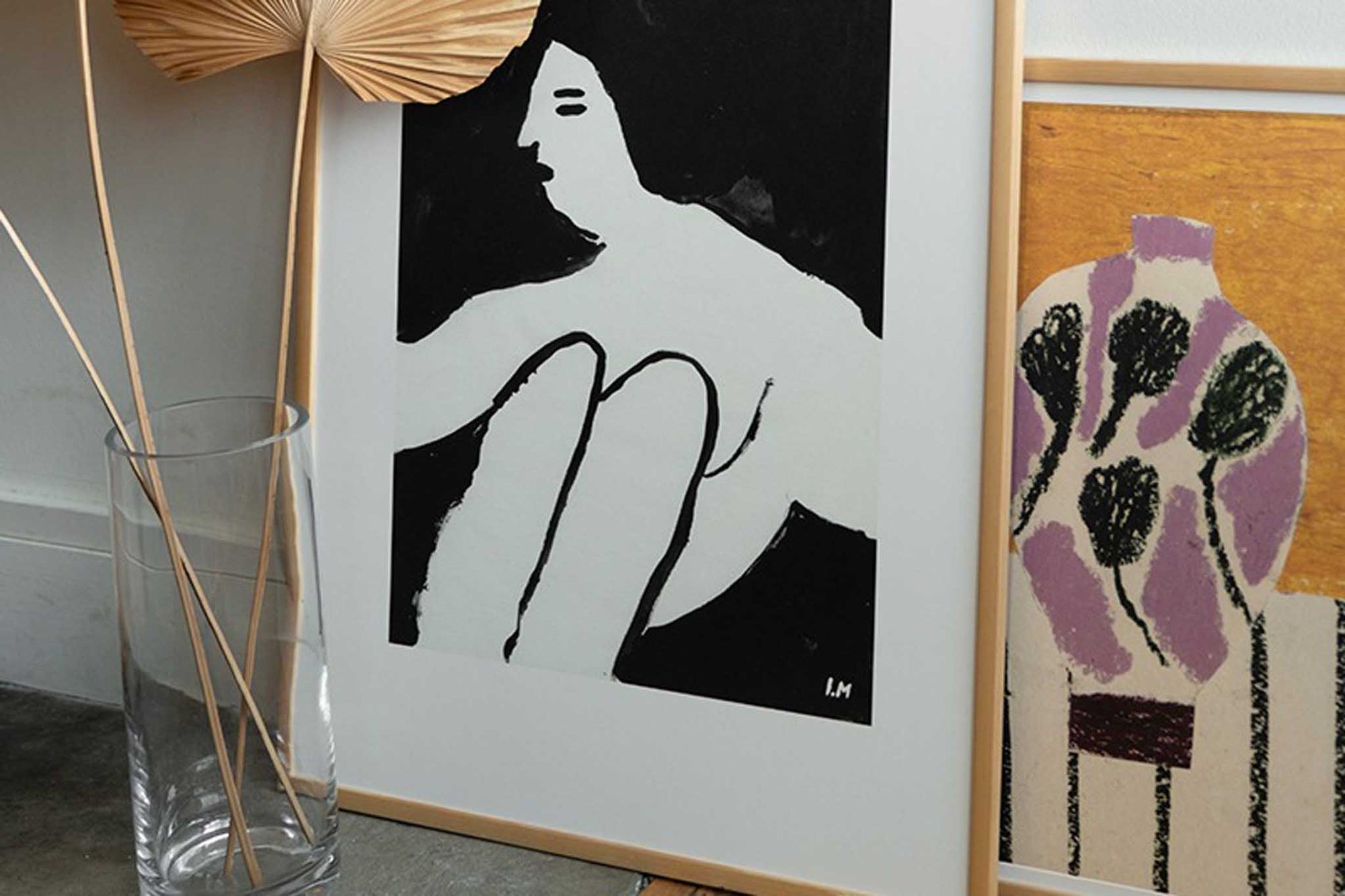 Fine Little Day（ファイン・リトル・デイ）は、スウェーデンのデザイナー、エリーサベット・デュンケルによって2007年に設立されたライフスタイルブランドです。自然や季節、日常の情景から着想を得た、素朴で温かみのある手描きのデザインが特徴です。テキスタイル、ポスター、クッション、ブランケットなどの製品には、北欧らしいミニマルさと遊び心が調和し、暮らしに詩的な魅力を添えてくれます。サステナビリティやクラフトマンシップを大切にし、国内外のアーティストとのコラボレーションや、アート支援活動にも積極的に取り組んでいます。素材の選定や製造背景にもこだわり、使う人の感性に寄り添った、長く愛されるモノづくりを目指しています。日常の中に小さな幸せやインスピレーションをもたらしてくれる、豊かな感性に満ちたブランドです。