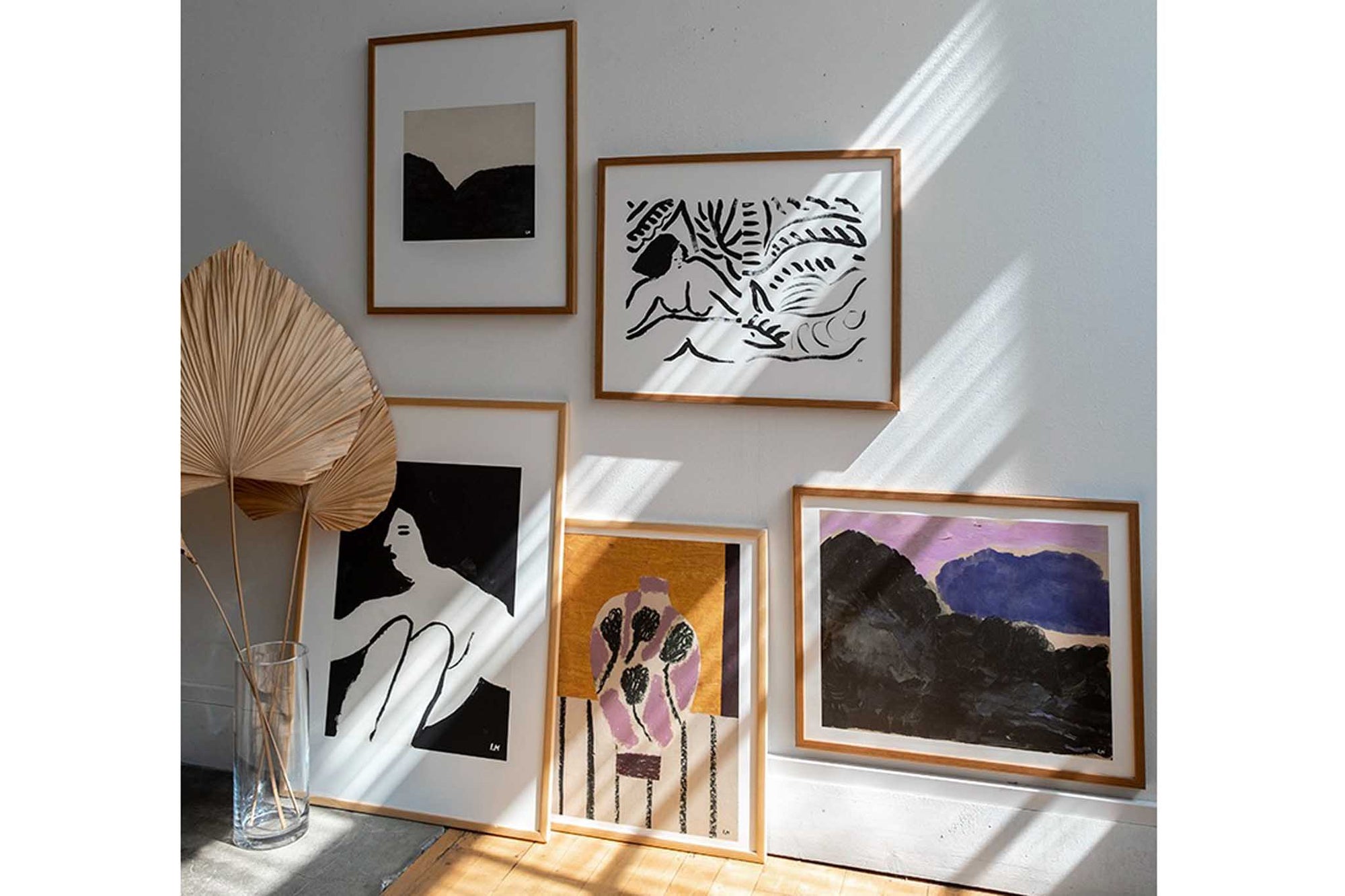 Fine Little Day（ファイン・リトル・デイ）は、スウェーデンのデザイナー、エリーサベット・デュンケルによって2007年に設立されたライフスタイルブランドです。自然や季節、日常の情景から着想を得た、素朴で温かみのある手描きのデザインが特徴です。テキスタイル、ポスター、クッション、ブランケットなどの製品には、北欧らしいミニマルさと遊び心が調和し、暮らしに詩的な魅力を添えてくれます。サステナビリティやクラフトマンシップを大切にし、国内外のアーティストとのコラボレーションや、アート支援活動にも積極的に取り組んでいます。素材の選定や製造背景にもこだわり、使う人の感性に寄り添った、長く愛されるモノづくりを目指しています。日常の中に小さな幸せやインスピレーションをもたらしてくれる、豊かな感性に満ちたブランドです。