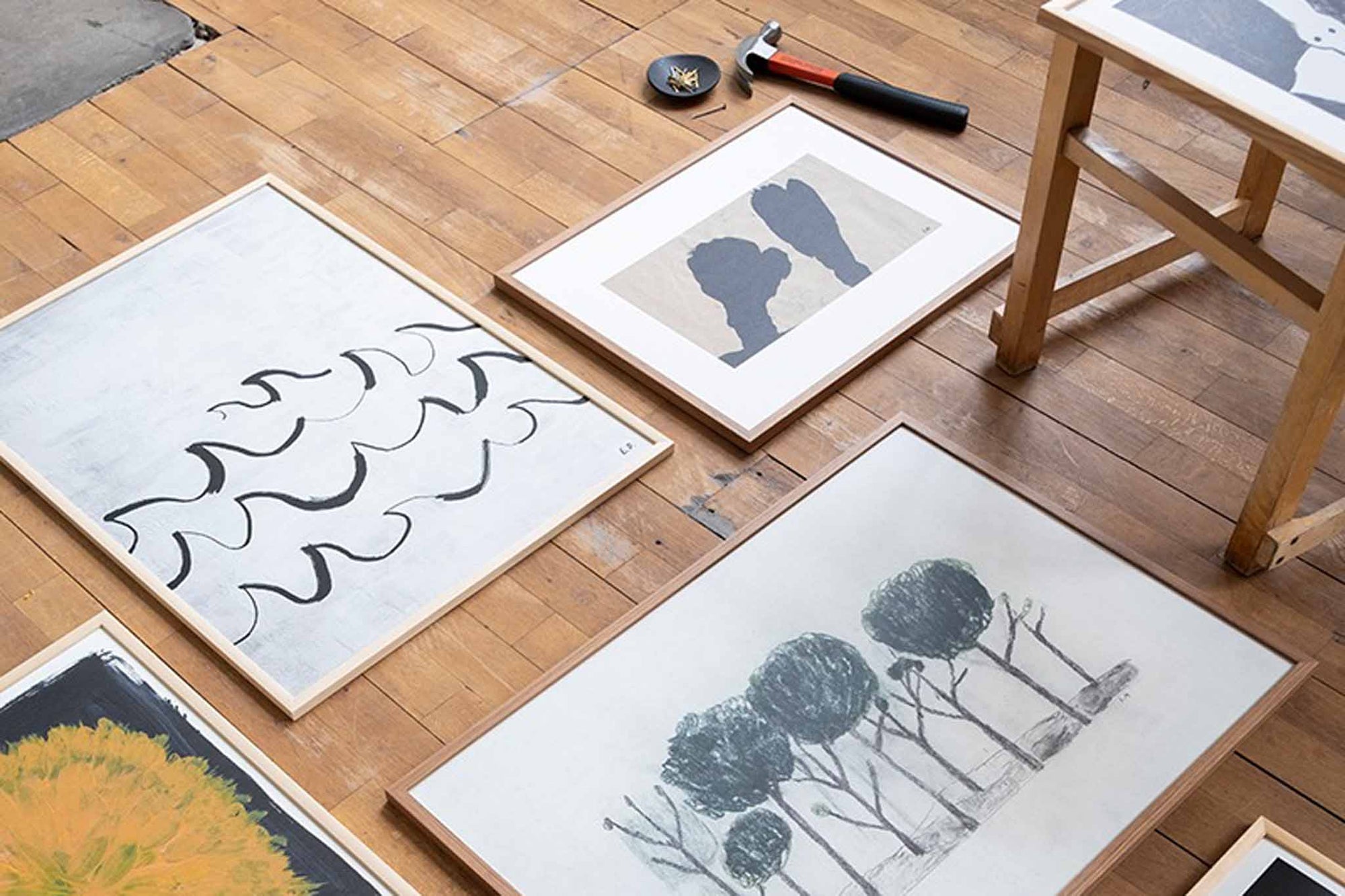 Fine Little Day（ファイン・リトル・デイ）は、スウェーデンのデザイナー、エリーサベット・デュンケルによって2007年に設立されたライフスタイルブランドです。自然や季節、日常の情景から着想を得た、素朴で温かみのある手描きのデザインが特徴です。テキスタイル、ポスター、クッション、ブランケットなどの製品には、北欧らしいミニマルさと遊び心が調和し、暮らしに詩的な魅力を添えてくれます。サステナビリティやクラフトマンシップを大切にし、国内外のアーティストとのコラボレーションや、アート支援活動にも積極的に取り組んでいます。素材の選定や製造背景にもこだわり、使う人の感性に寄り添った、長く愛されるモノづくりを目指しています。日常の中に小さな幸せやインスピレーションをもたらしてくれる、豊かな感性に満ちたブランドです。