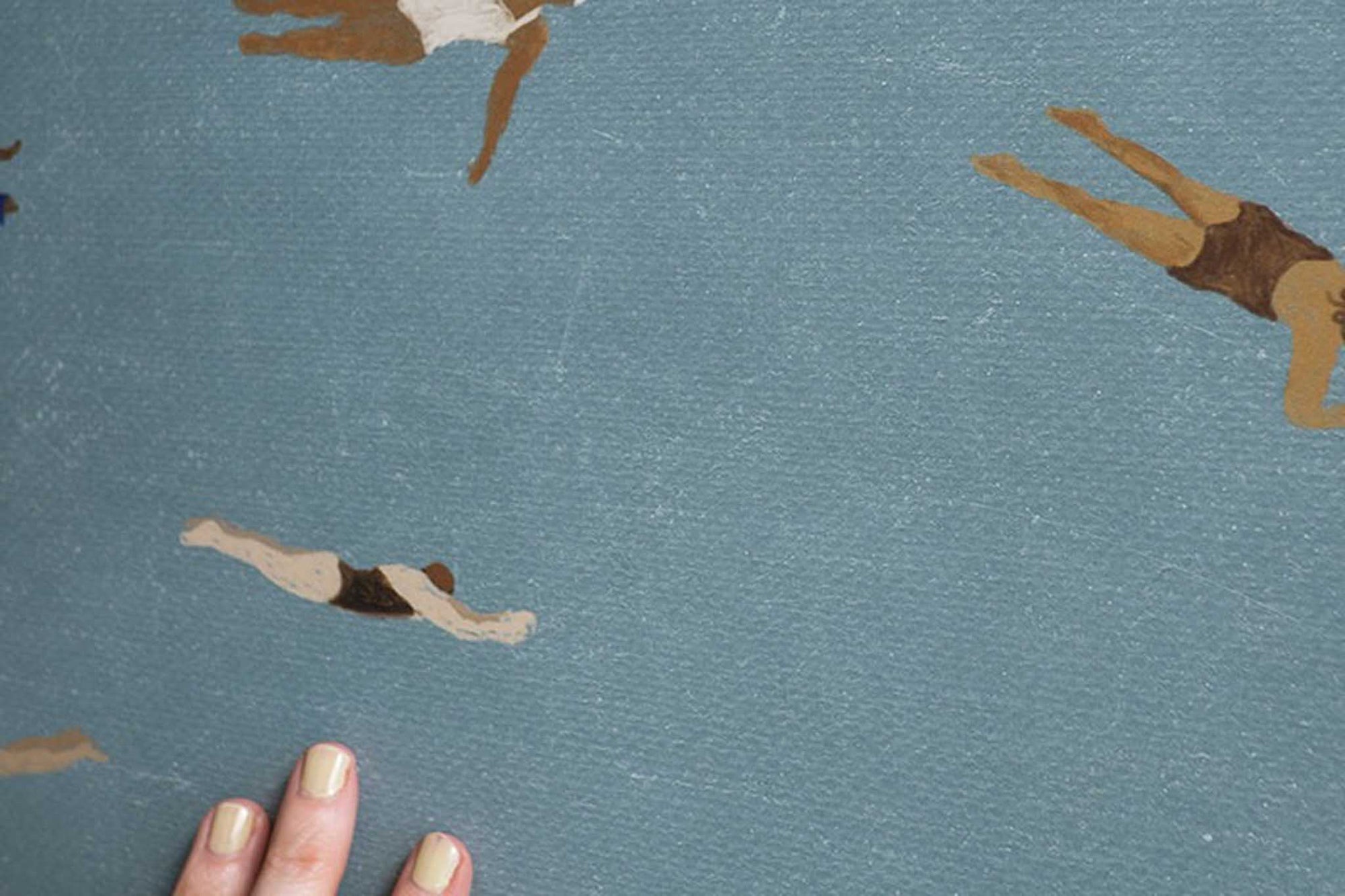 Fine Little Day（ファイン・リトル・デイ）は、スウェーデンのデザイナー、エリーサベット・デュンケルによって2007年に設立されたライフスタイルブランドです。自然や季節、日常の情景から着想を得た、素朴で温かみのある手描きのデザインが特徴です。テキスタイル、ポスター、クッション、ブランケットなどの製品には、北欧らしいミニマルさと遊び心が調和し、暮らしに詩的な魅力を添えてくれます。サステナビリティやクラフトマンシップを大切にし、国内外のアーティストとのコラボレーションや、アート支援活動にも積極的に取り組んでいます。素材の選定や製造背景にもこだわり、使う人の感性に寄り添った、長く愛されるモノづくりを目指しています。日常の中に小さな幸せやインスピレーションをもたらしてくれる、豊かな感性に満ちたブランドです。