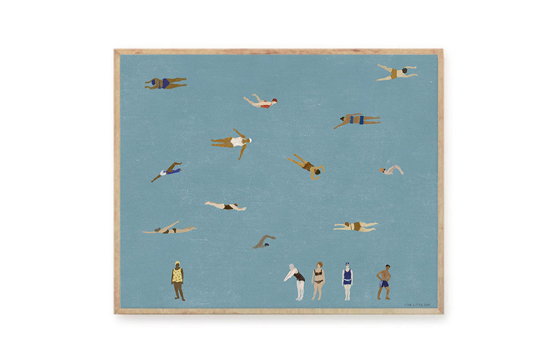 Fine Little Day（ファイン・リトル・デイ）は、スウェーデンのデザイナー、エリーサベット・デュンケルによって2007年に設立されたライフスタイルブランドです。自然や季節、日常の情景から着想を得た、素朴で温かみのある手描きのデザインが特徴です。テキスタイル、ポスター、クッション、ブランケットなどの製品には、北欧らしいミニマルさと遊び心が調和し、暮らしに詩的な魅力を添えてくれます。サステナビリティやクラフトマンシップを大切にし、国内外のアーティストとのコラボレーションや、アート支援活動にも積極的に取り組んでいます。素材の選定や製造背景にもこだわり、使う人の感性に寄り添った、長く愛されるモノづくりを目指しています。日常の中に小さな幸せやインスピレーションをもたらしてくれる、豊かな感性に満ちたブランドです。