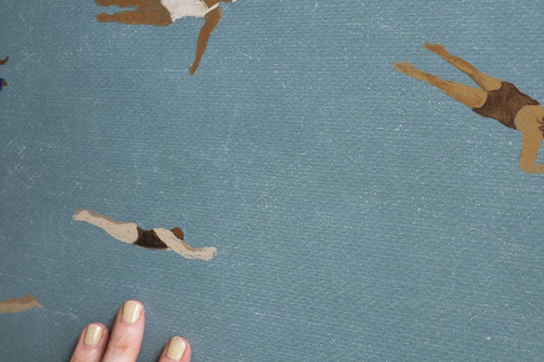 Fine Little Day（ファイン・リトル・デイ）は、スウェーデンのデザイナー、エリーサベット・デュンケルによって2007年に設立されたライフスタイルブランドです。自然や季節、日常の情景から着想を得た、素朴で温かみのある手描きのデザインが特徴です。テキスタイル、ポスター、クッション、ブランケットなどの製品には、北欧らしいミニマルさと遊び心が調和し、暮らしに詩的な魅力を添えてくれます。サステナビリティやクラフトマンシップを大切にし、国内外のアーティストとのコラボレーションや、アート支援活動にも積極的に取り組んでいます。素材の選定や製造背景にもこだわり、使う人の感性に寄り添った、長く愛されるモノづくりを目指しています。日常の中に小さな幸せやインスピレーションをもたらしてくれる、豊かな感性に満ちたブランドです。