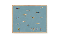 Fine Little Day（ファイン・リトル・デイ）は、スウェーデンのデザイナー、エリーサベット・デュンケルによって2007年に設立されたライフスタイルブランドです。自然や季節、日常の情景から着想を得た、素朴で温かみのある手描きのデザインが特徴です。テキスタイル、ポスター、クッション、ブランケットなどの製品には、北欧らしいミニマルさと遊び心が調和し、暮らしに詩的な魅力を添えてくれます。サステナビリティやクラフトマンシップを大切にし、国内外のアーティストとのコラボレーションや、アート支援活動にも積極的に取り組んでいます。素材の選定や製造背景にもこだわり、使う人の感性に寄り添った、長く愛されるモノづくりを目指しています。日常の中に小さな幸せやインスピレーションをもたらしてくれる、豊かな感性に満ちたブランドです。