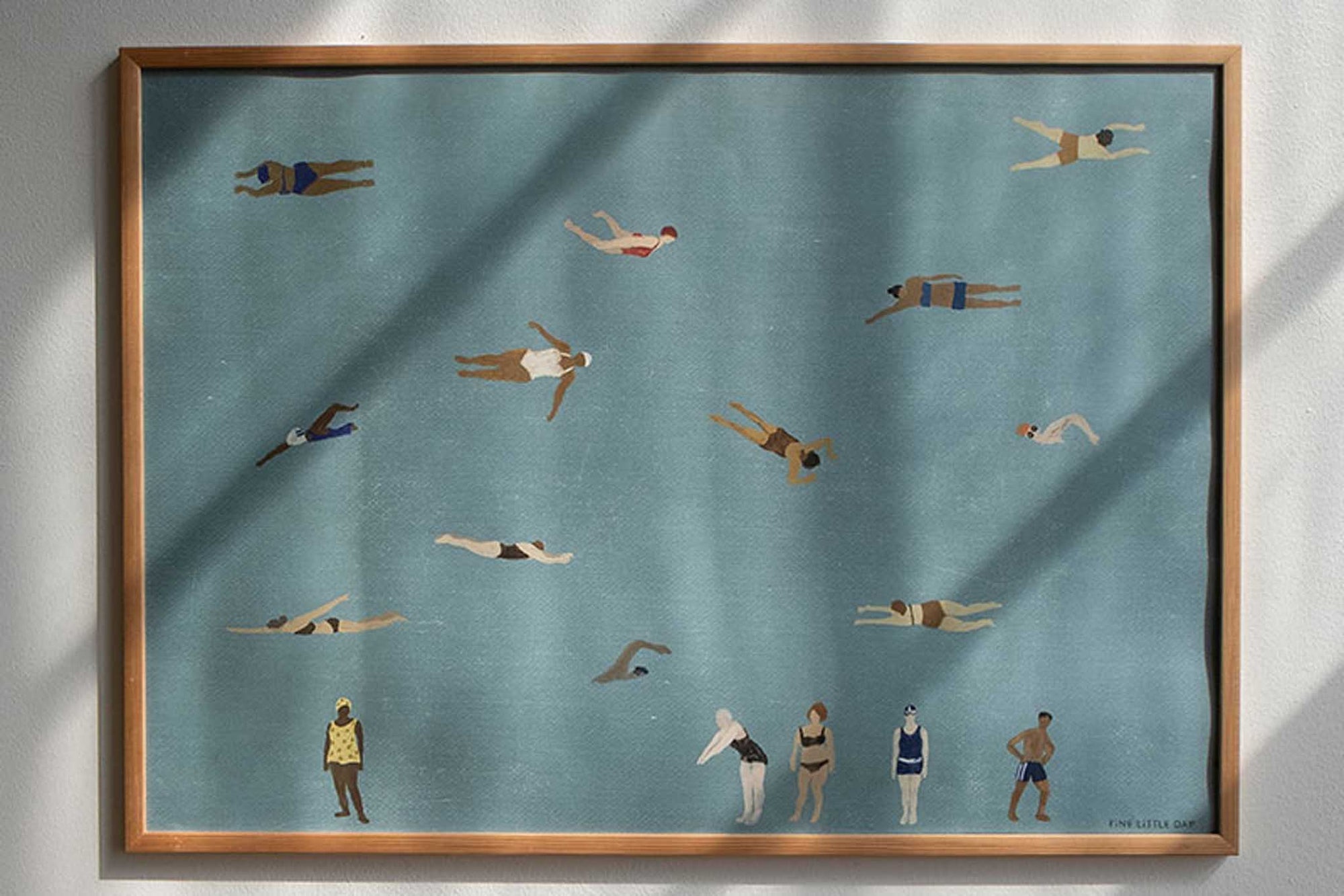 Fine Little Day（ファイン・リトル・デイ）は、スウェーデンのデザイナー、エリーサベット・デュンケルによって2007年に設立されたライフスタイルブランドです。自然や季節、日常の情景から着想を得た、素朴で温かみのある手描きのデザインが特徴です。テキスタイル、ポスター、クッション、ブランケットなどの製品には、北欧らしいミニマルさと遊び心が調和し、暮らしに詩的な魅力を添えてくれます。サステナビリティやクラフトマンシップを大切にし、国内外のアーティストとのコラボレーションや、アート支援活動にも積極的に取り組んでいます。素材の選定や製造背景にもこだわり、使う人の感性に寄り添った、長く愛されるモノづくりを目指しています。日常の中に小さな幸せやインスピレーションをもたらしてくれる、豊かな感性に満ちたブランドです。