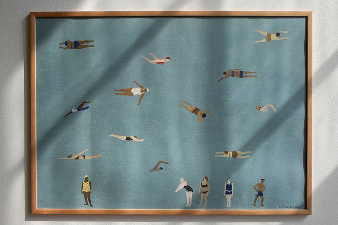 Fine Little Day（ファイン・リトル・デイ）は、スウェーデンのデザイナー、エリーサベット・デュンケルによって2007年に設立されたライフスタイルブランドです。自然や季節、日常の情景から着想を得た、素朴で温かみのある手描きのデザインが特徴です。テキスタイル、ポスター、クッション、ブランケットなどの製品には、北欧らしいミニマルさと遊び心が調和し、暮らしに詩的な魅力を添えてくれます。サステナビリティやクラフトマンシップを大切にし、国内外のアーティストとのコラボレーションや、アート支援活動にも積極的に取り組んでいます。素材の選定や製造背景にもこだわり、使う人の感性に寄り添った、長く愛されるモノづくりを目指しています。日常の中に小さな幸せやインスピレーションをもたらしてくれる、豊かな感性に満ちたブランドです。