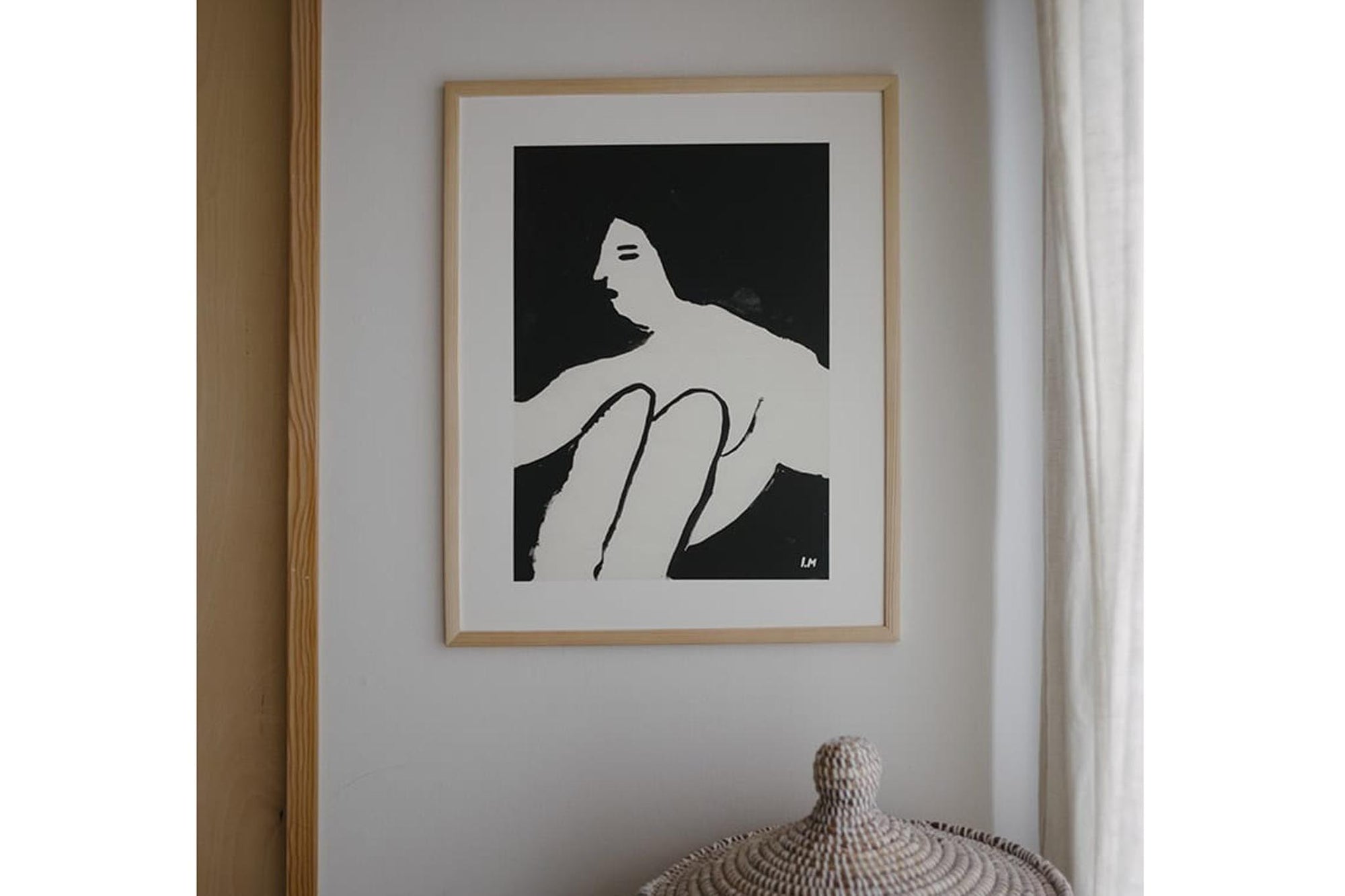 Fine Little Day（ファイン・リトル・デイ）は、スウェーデンのデザイナー、エリーサベット・デュンケルによって2007年に設立されたライフスタイルブランドです。自然や季節、日常の情景から着想を得た、素朴で温かみのある手描きのデザインが特徴です。テキスタイル、ポスター、クッション、ブランケットなどの製品には、北欧らしいミニマルさと遊び心が調和し、暮らしに詩的な魅力を添えてくれます。サステナビリティやクラフトマンシップを大切にし、国内外のアーティストとのコラボレーションや、アート支援活動にも積極的に取り組んでいます。素材の選定や製造背景にもこだわり、使う人の感性に寄り添った、長く愛されるモノづくりを目指しています。日常の中に小さな幸せやインスピレーションをもたらしてくれる、豊かな感性に満ちたブランドです。