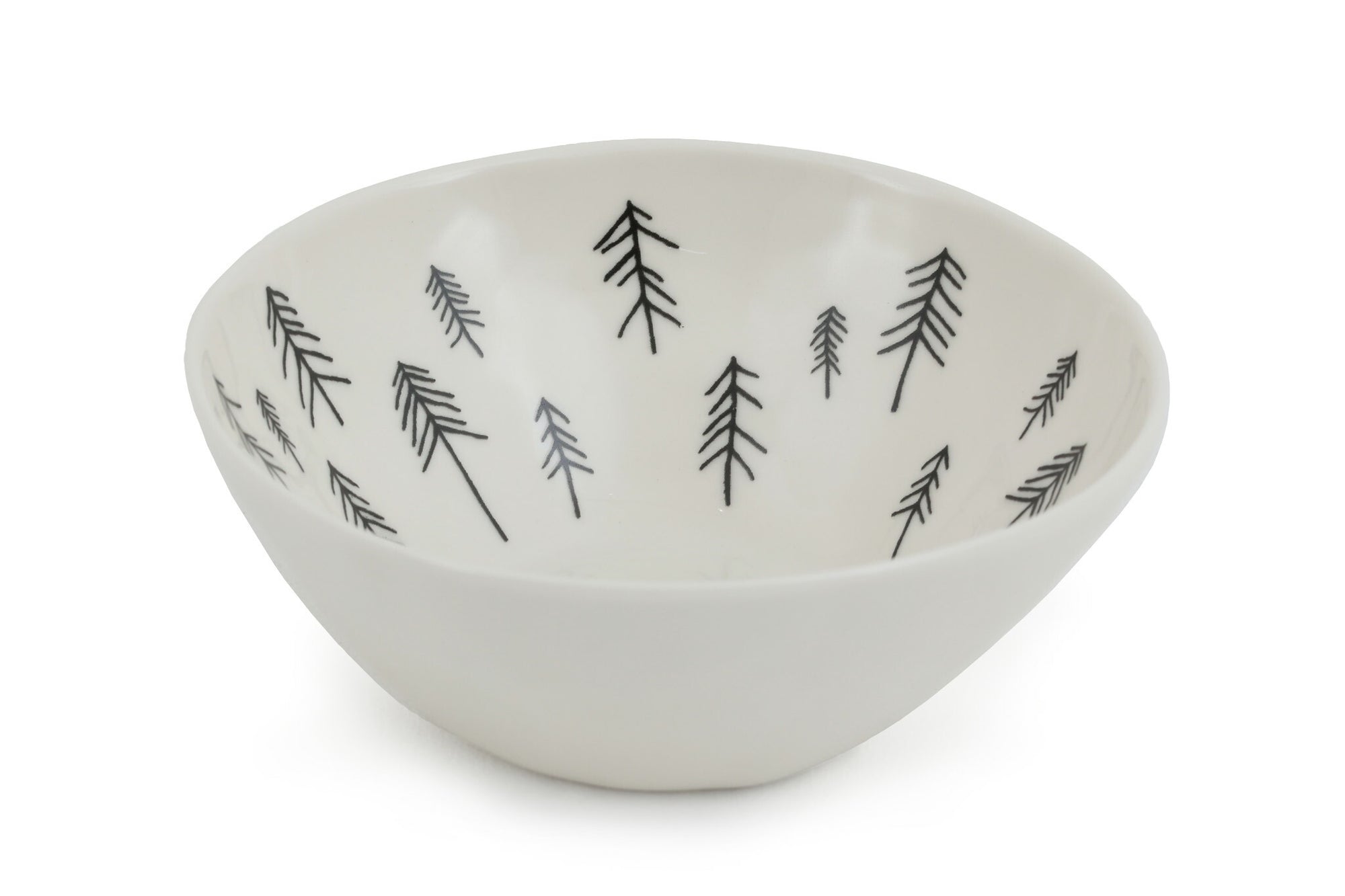 Fine Little Day（ファイン・リトル・デイ）は、スウェーデンのデザイナー、エリーサベット・デュンケルによって2007年に設立されたライフスタイルブランドです。自然や季節、日常の情景から着想を得た、素朴で温かみのある手描きのデザインが特徴です。テキスタイル、ポスター、クッション、ブランケットなどの製品には、北欧らしいミニマルさと遊び心が調和し、暮らしに詩的な魅力を添えてくれます。サステナビリティやクラフトマンシップを大切にし、国内外のアーティストとのコラボレーションや、アート支援活動にも積極的に取り組んでいます。素材の選定や製造背景にもこだわり、使う人の感性に寄り添った、長く愛されるモノづくりを目指しています。日常の中に小さな幸せやインスピレーションをもたらしてくれる、豊かな感性に満ちたブランドです。