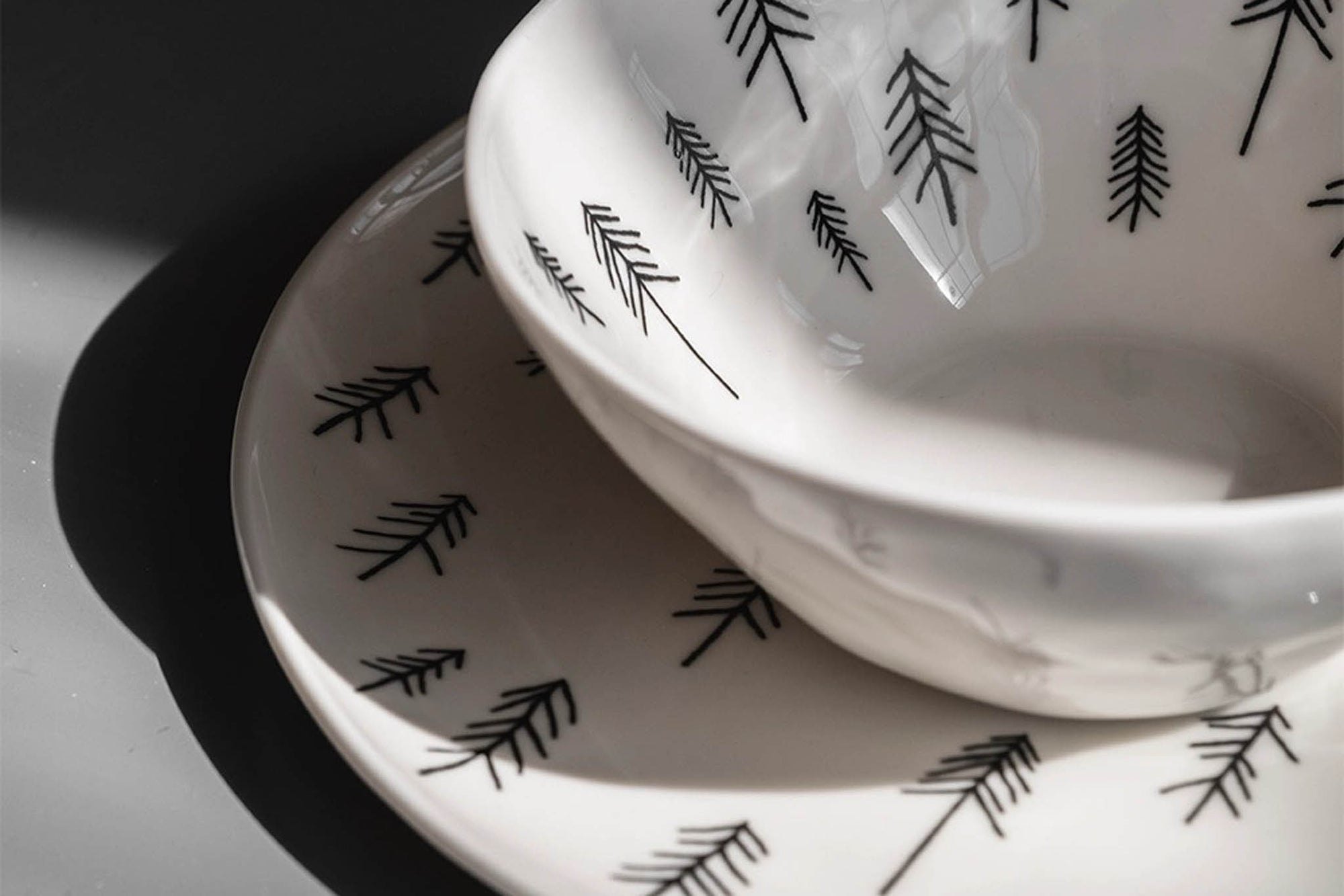 Fine Little Day（ファイン・リトル・デイ）は、スウェーデンのデザイナー、エリーサベット・デュンケルによって2007年に設立されたライフスタイルブランドです。自然や季節、日常の情景から着想を得た、素朴で温かみのある手描きのデザインが特徴です。テキスタイル、ポスター、クッション、ブランケットなどの製品には、北欧らしいミニマルさと遊び心が調和し、暮らしに詩的な魅力を添えてくれます。サステナビリティやクラフトマンシップを大切にし、国内外のアーティストとのコラボレーションや、アート支援活動にも積極的に取り組んでいます。素材の選定や製造背景にもこだわり、使う人の感性に寄り添った、長く愛されるモノづくりを目指しています。日常の中に小さな幸せやインスピレーションをもたらしてくれる、豊かな感性に満ちたブランドです。