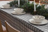 Fine Little Day（ファイン・リトル・デイ）は、スウェーデンのデザイナー、エリーサベット・デュンケルによって2007年に設立されたライフスタイルブランドです。自然や季節、日常の情景から着想を得た、素朴で温かみのある手描きのデザインが特徴です。テキスタイル、ポスター、クッション、ブランケットなどの製品には、北欧らしいミニマルさと遊び心が調和し、暮らしに詩的な魅力を添えてくれます。サステナビリティやクラフトマンシップを大切にし、国内外のアーティストとのコラボレーションや、アート支援活動にも積極的に取り組んでいます。素材の選定や製造背景にもこだわり、使う人の感性に寄り添った、長く愛されるモノづくりを目指しています。日常の中に小さな幸せやインスピレーションをもたらしてくれる、豊かな感性に満ちたブランドです。