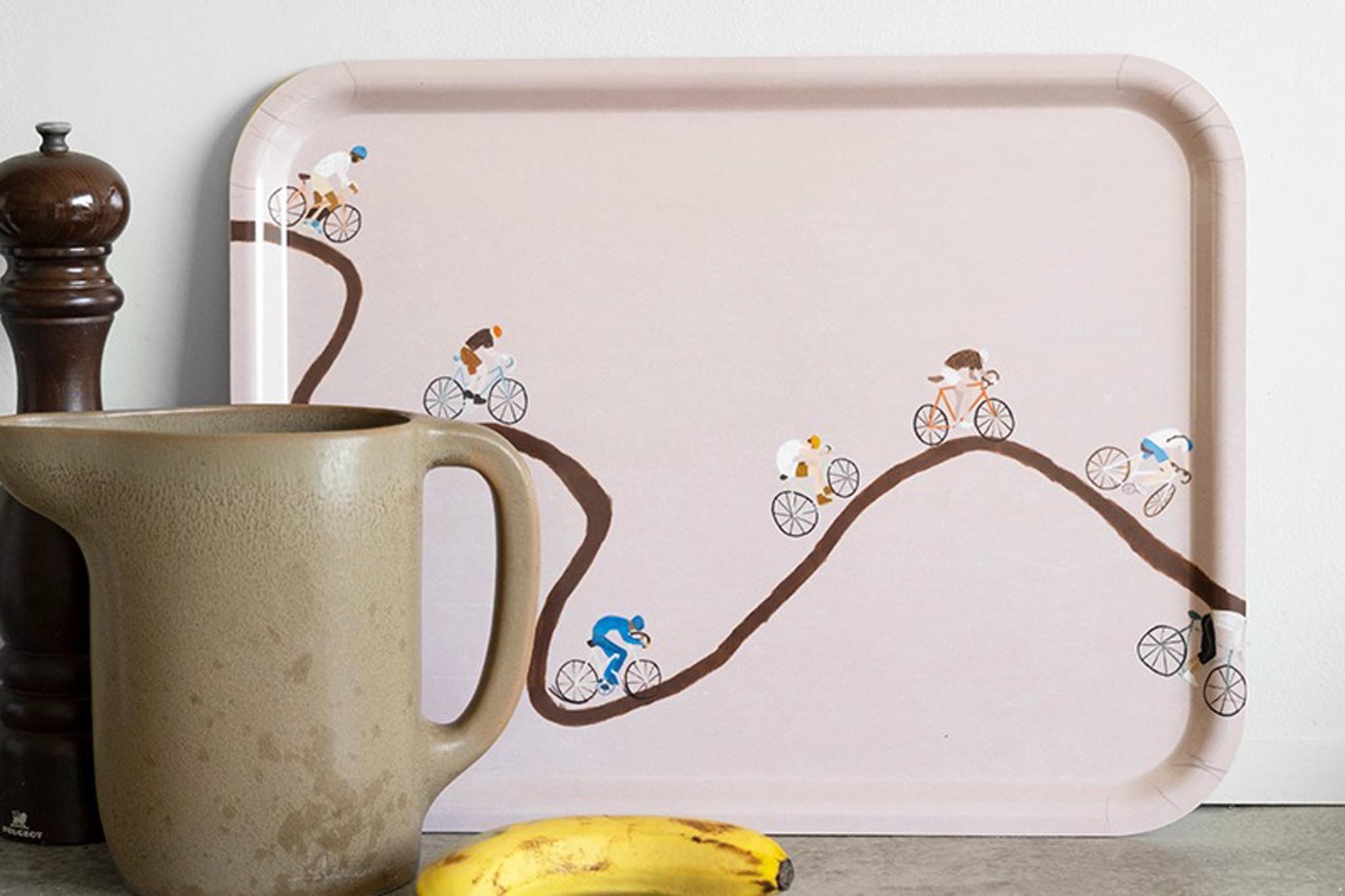 Fine Little Day（ファイン・リトル・デイ）は、スウェーデンのデザイナー、エリーサベット・デュンケルによって2007年に設立されたライフスタイルブランドです。自然や季節、日常の情景から着想を得た、素朴で温かみのある手描きのデザインが特徴です。テキスタイル、ポスター、クッション、ブランケットなどの製品には、北欧らしいミニマルさと遊び心が調和し、暮らしに詩的な魅力を添えてくれます。サステナビリティやクラフトマンシップを大切にし、国内外のアーティストとのコラボレーションや、アート支援活動にも積極的に取り組んでいます。素材の選定や製造背景にもこだわり、使う人の感性に寄り添った、長く愛されるモノづくりを目指しています。日常の中に小さな幸せやインスピレーションをもたらしてくれる、豊かな感性に満ちたブランドです。