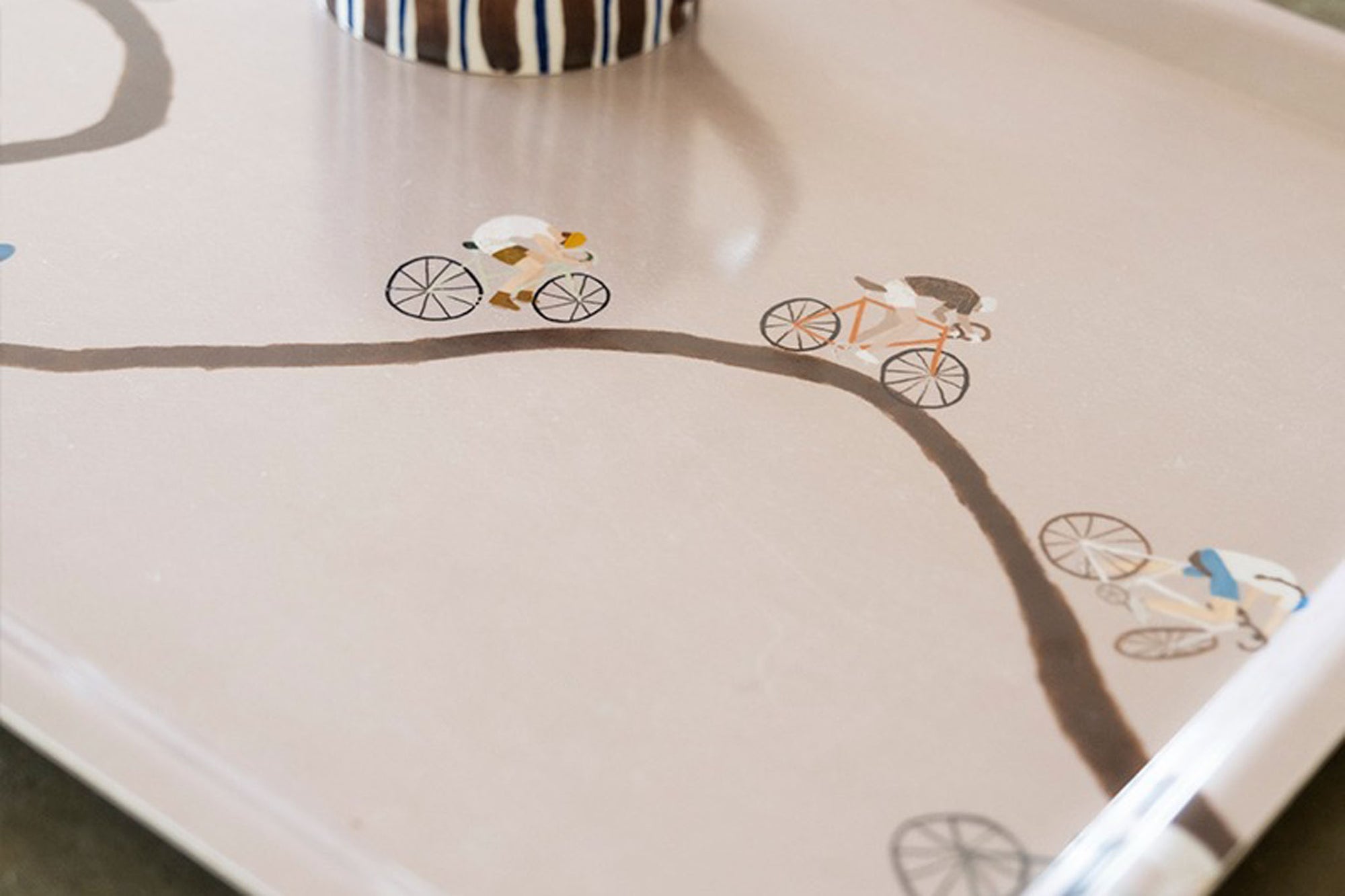 Fine Little Day（ファイン・リトル・デイ）は、スウェーデンのデザイナー、エリーサベット・デュンケルによって2007年に設立されたライフスタイルブランドです。自然や季節、日常の情景から着想を得た、素朴で温かみのある手描きのデザインが特徴です。テキスタイル、ポスター、クッション、ブランケットなどの製品には、北欧らしいミニマルさと遊び心が調和し、暮らしに詩的な魅力を添えてくれます。サステナビリティやクラフトマンシップを大切にし、国内外のアーティストとのコラボレーションや、アート支援活動にも積極的に取り組んでいます。素材の選定や製造背景にもこだわり、使う人の感性に寄り添った、長く愛されるモノづくりを目指しています。日常の中に小さな幸せやインスピレーションをもたらしてくれる、豊かな感性に満ちたブランドです。