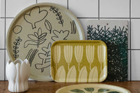 Fine Little Day（ファイン・リトル・デイ）は、スウェーデンのデザイナー、エリーサベット・デュンケルによって2007年に設立されたライフスタイルブランドです。自然や季節、日常の情景から着想を得た、素朴で温かみのある手描きのデザインが特徴です。テキスタイル、ポスター、クッション、ブランケットなどの製品には、北欧らしいミニマルさと遊び心が調和し、暮らしに詩的な魅力を添えてくれます。サステナビリティやクラフトマンシップを大切にし、国内外のアーティストとのコラボレーションや、アート支援活動にも積極的に取り組んでいます。素材の選定や製造背景にもこだわり、使う人の感性に寄り添った、長く愛されるモノづくりを目指しています。日常の中に小さな幸せやインスピレーションをもたらしてくれる、豊かな感性に満ちたブランドです。