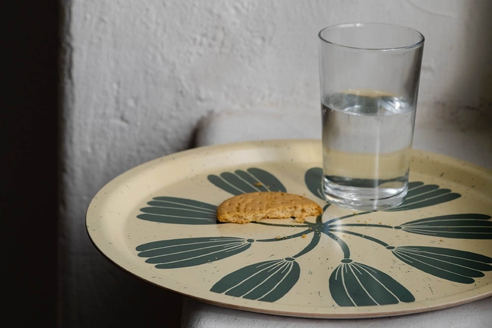 Fine Little Day（ファイン・リトル・デイ）は、スウェーデンのデザイナー、エリーサベット・デュンケルによって2007年に設立されたライフスタイルブランドです。自然や季節、日常の情景から着想を得た、素朴で温かみのある手描きのデザインが特徴です。テキスタイル、ポスター、クッション、ブランケットなどの製品には、北欧らしいミニマルさと遊び心が調和し、暮らしに詩的な魅力を添えてくれます。サステナビリティやクラフトマンシップを大切にし、国内外のアーティストとのコラボレーションや、アート支援活動にも積極的に取り組んでいます。素材の選定や製造背景にもこだわり、使う人の感性に寄り添った、長く愛されるモノづくりを目指しています。日常の中に小さな幸せやインスピレーションをもたらしてくれる、豊かな感性に満ちたブランドです。